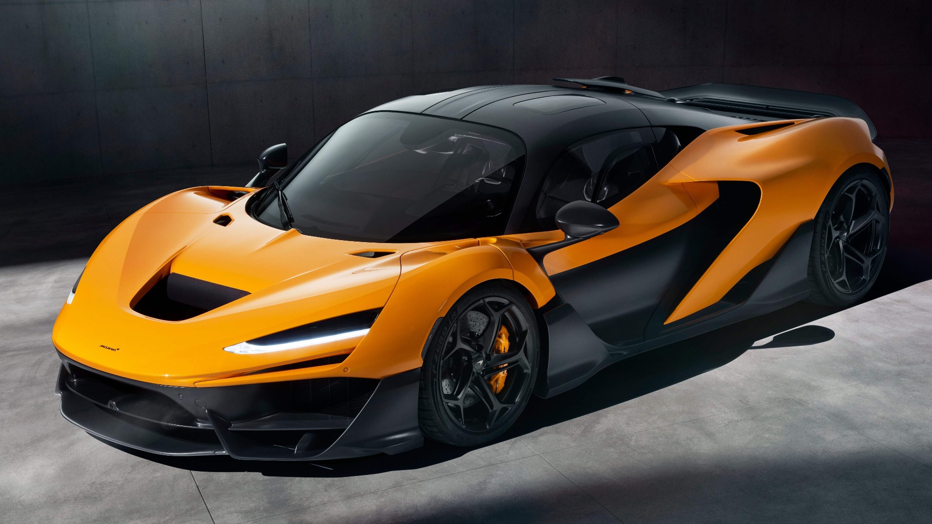 2026 McLaren W1 har den nye 916 hk twin turbo V8-motoren, med en 342 hk elektrisk motor, for totalt 1258 hestekrefter på bakhjulene. 