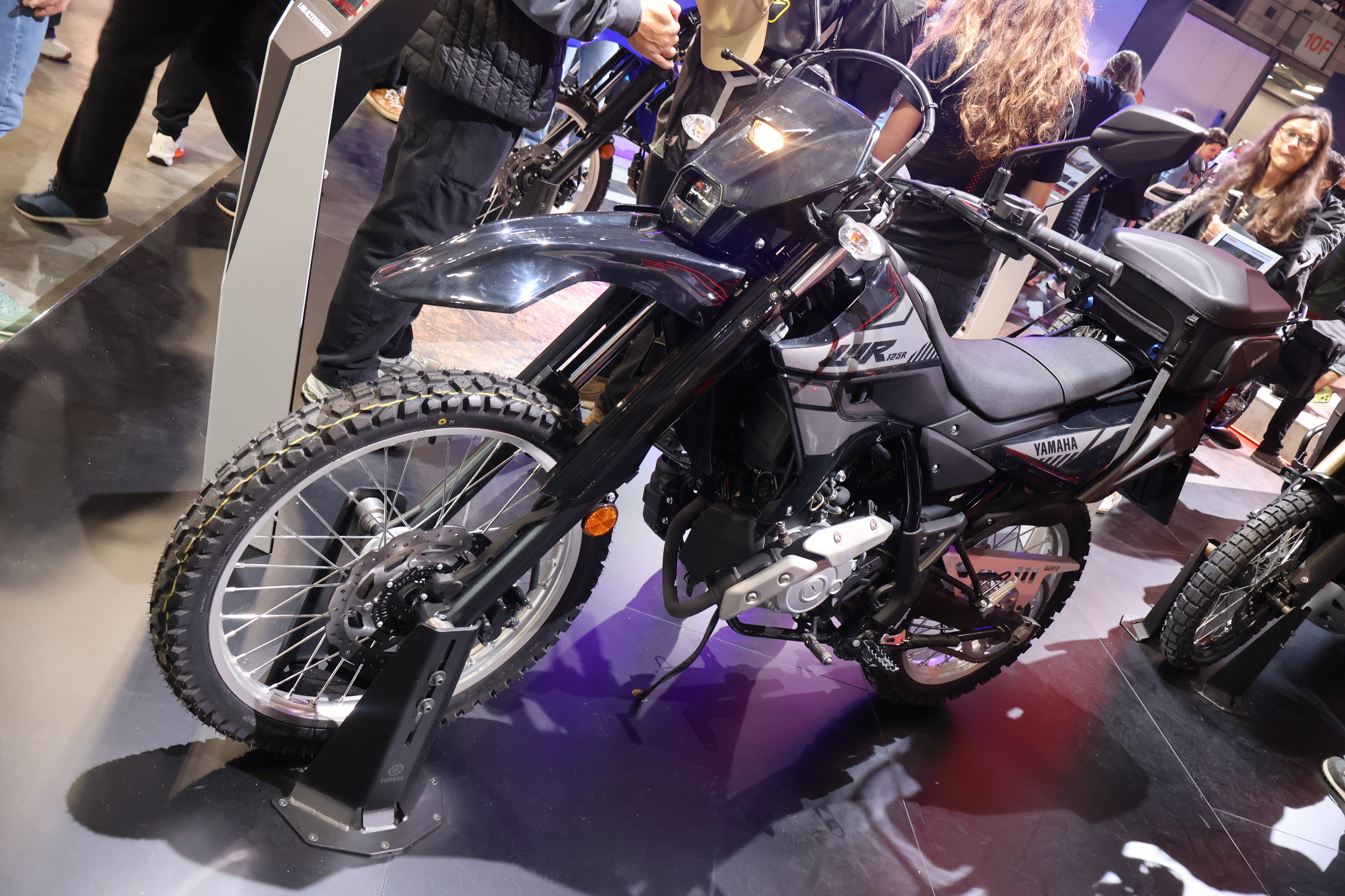 Yamaha WR125R. Yamaha WR125R og X ble produsert mellom 2009-2014 og var utrolig populær blant lettvekterfolket. Nå er WR125R tilbake og blir innstegsmodellen for Yamaha sine Adventuremodeller. Takket være variabel ventilaktivering leverer den ensylindrede 125cc-motoren sterk lav- og mellomregisterkraft for enkel håndtering, og skikkelig punch når du trenger det høyere i turtallsregisteret, ifølge Yamaha. 