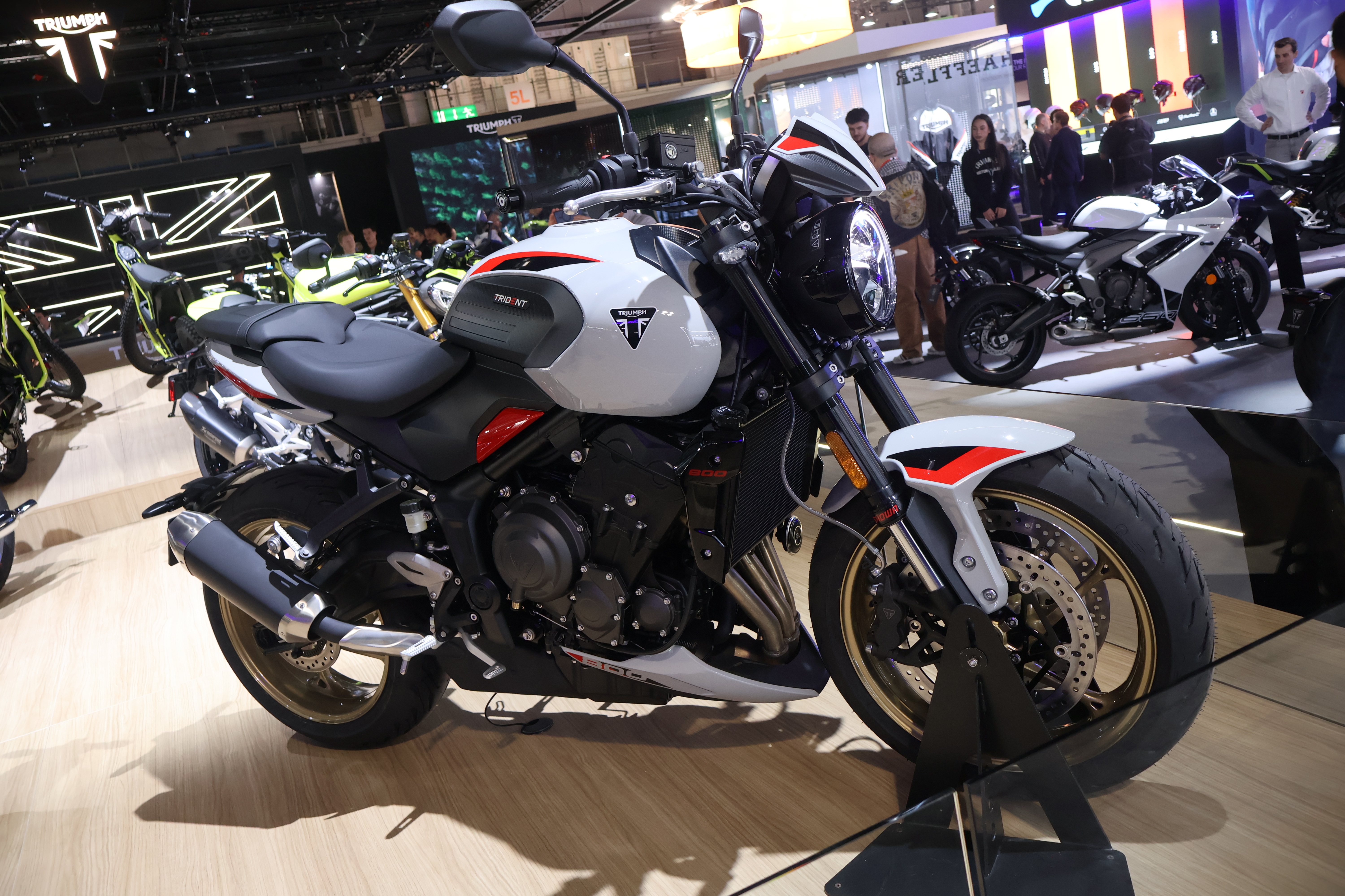 Triumph Trident 800. Triumph er på hugget. Deres nye lanseringsplan innebærer 29 nye modeller det neste halvåret, en ambisiøs plan i kjølvannet av selskapets rekordgode regnskapsår, hvor man solgte 141.683 motorsykler fra juni 2024 til juni 2025. Det er ekstremt gode tall, og Triumphs salgsvekst har økt med 136 prosent siden 2019! Lanseringsplanen er godt i gang, og en av dem er den nye 2026 Triumph Trident 800. Den erstatter Street Triple R, men Street Triple RS fortsetter visstnok. Trident 800 kan leveres i tre farger: Ash Grey, Carnival Red og Jet Black. Sykkelen har stålchassis og en mer komfort-orientert kjørestilling enn Street Triple. Antydningen til retro i Tridents styling har uten tvil bredere appell enn Street Triples insektlignende front. Motoren er Triumphs 798cc trippelmotor, samme som i Tiger Sport 800. Effekten er oppgitt til 113 hk ved 10 750 o/min.