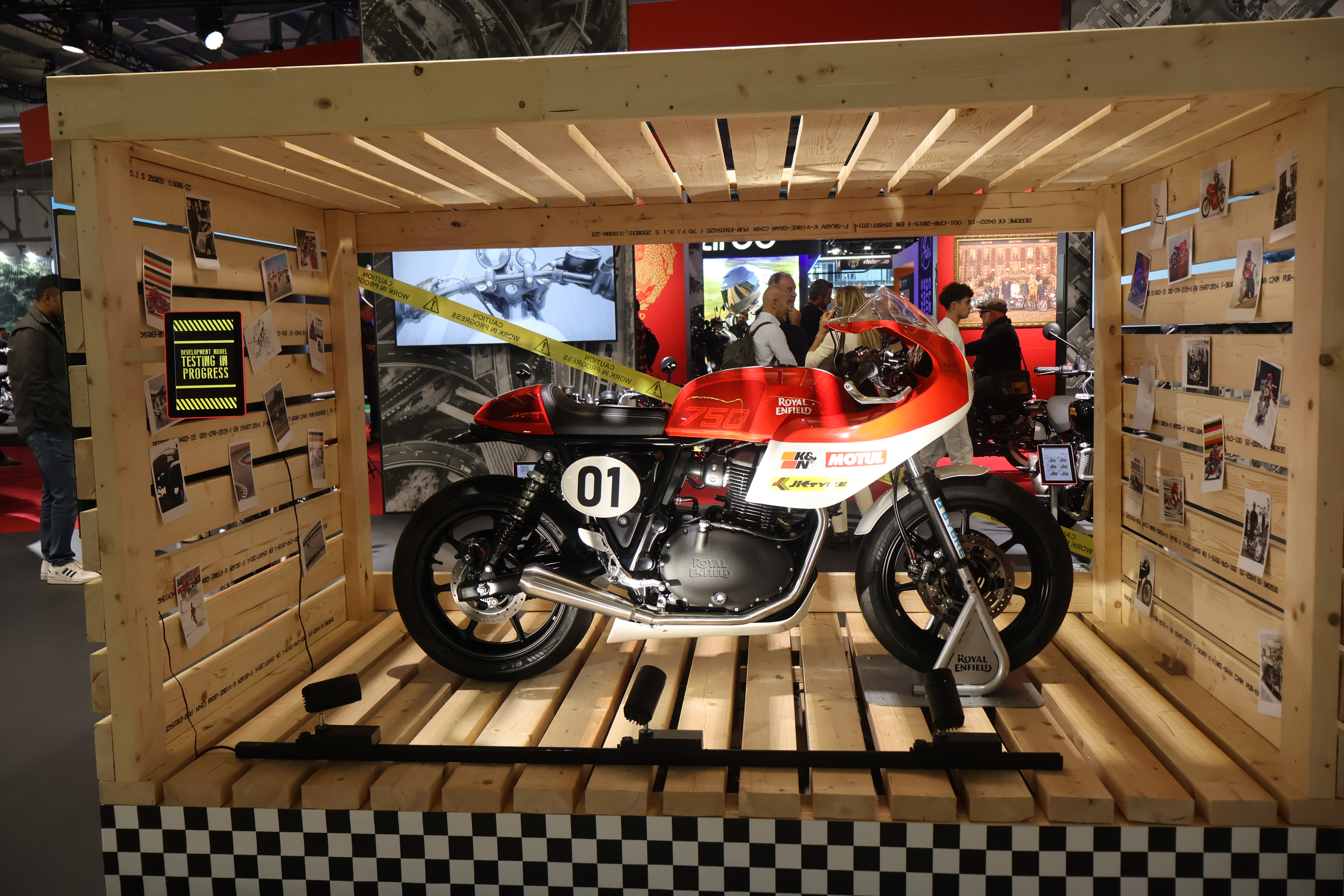 Royal Enfield GT750R. Indiske Royal Enfield hadde mye snadder med seg til messen, inkludert en GT750R løpssykkel som er under testing. Det er ventet at en Continental GT750 ment for gaten vil komme i 2026, og den vil da være basert på sykkelen du ser her. 