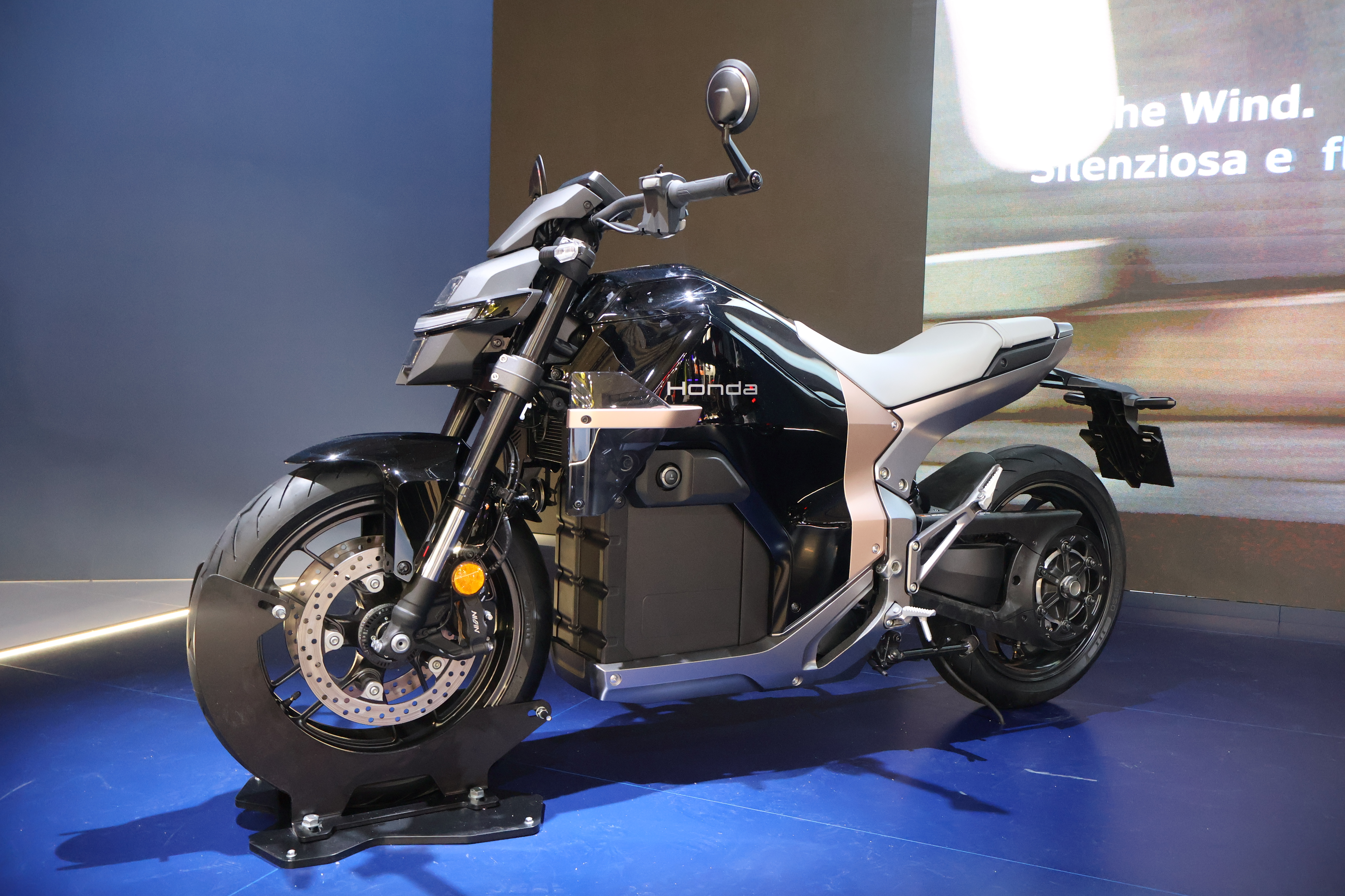 Honda WN7. Hondas første store elektriske motorsykkel WN7 fikk sin offisielle debut på EICMA. Sykkelen var tidligere kjent som EV Fun-konseptet og ble først sett på EICMA i fjor. «W» i navnet kommer fra Hondas «Be the Wind»-konsept, «N» står for «Naked» og 7 fungerer som en referanse til den lovede ytelsen, som konkurrerer med mellomvektere. Effekt er 18 kW (24,1 hk), men har en toppeffekt på 67 hk, mens dreiemomentet er på rundt 100 Nm. Egenvekt er 217 kg – 25 kg mer enn Hondas egen parallelltwin CB750 Hornet. CCS2 (Combined Charging System)-kompatibiliteten gjør at en rask batterilading fra 20–80 % skal være mulig på 30 minutter. Rekkevidden oppgis til å være «mer enn 130 km». Sykkelen kommer til forhandlere tidlig i 2026.