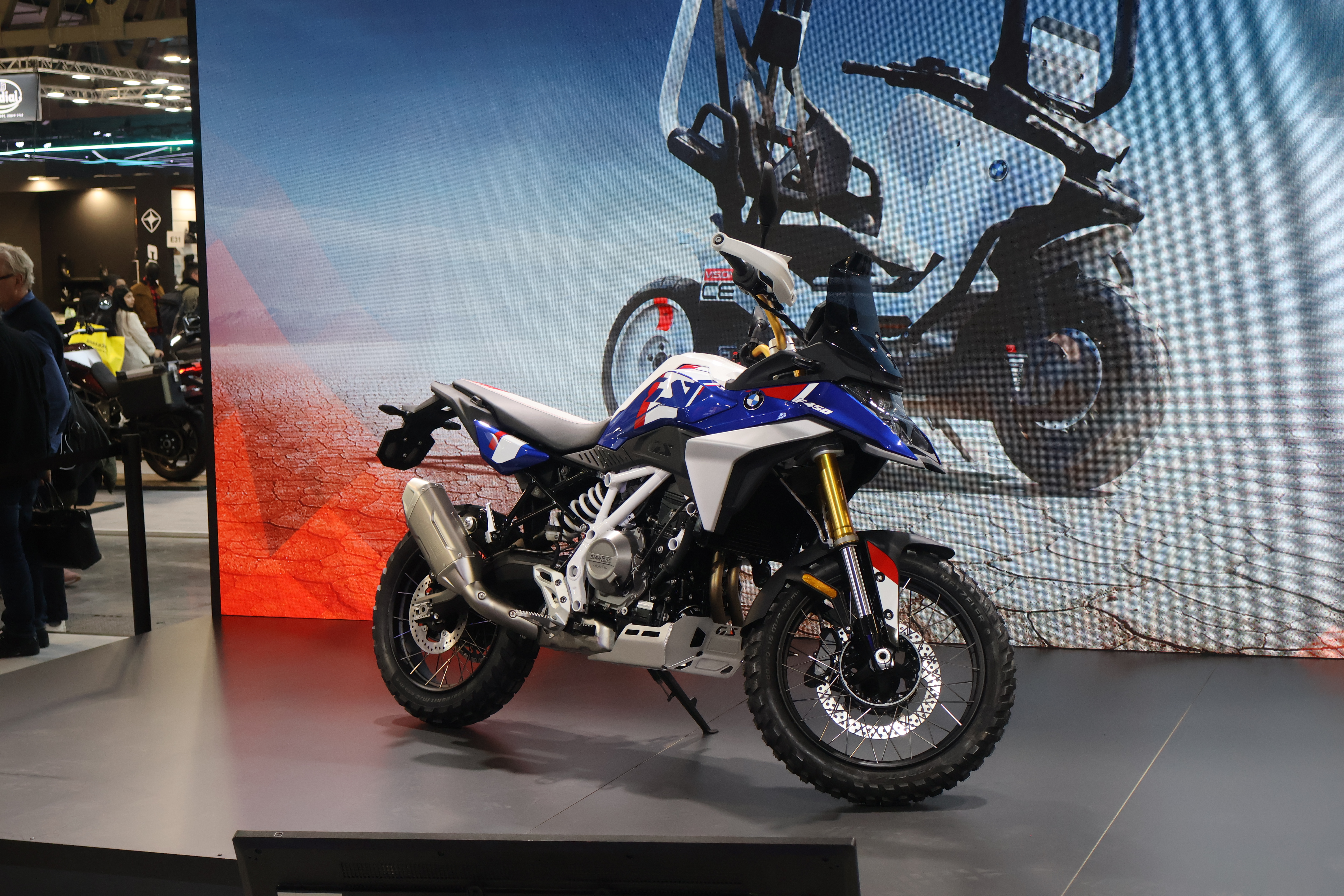 BMW F450 GS. Ifjor viste BMW sitt F450GS konsept på EICMA, og iår kunne man vise den ferdige produksjonsmodellen som kommer til å tette hullet mellom G310GS og F800GS. F450GS kommer i fire versjoner, Basic, Exclusive, Sport og Trophy, og er den første BMW-modellen med den nye 420cc parallell-twin motoren som man har laget i samarbeid med indiske TVS. Den gir 47,5 hk v/8750, og med 178 kg å dra på kommer sykkelen akkurat innenfor A2-reglementet. Ellers finner du 19 toms foran og 17-toms hjul bak, ERC clutchsystemet (standard på Trophy, option på de andre) som kobler ut automatisk på tomgang, og kobler inn igjen med en gang du gir gass, Shift Assistant Pro quickshifter system (standard på alle utenom Basic) som gjør at du ikke trenger å bruke clutchhåndtaket i det hele tatt, pluss masse hi-tech, fra Dynamic Brake Control, Dynamic Traction Control, engine braking control, Kurve-ABS og tre førermodus (Rain, Road, Enduro) med en ekstra Enduro Pro modus som gjør at bakre ABS kobles ut.   For å holde øye med all teknologien har du en stor 6,5 toms TFT dashskjerm, og en stor 14-liters tank betyr at du kan kjøre over 30 mil mellom hvert stopp. Standard sittehøyde er 845 mm, men det kan også justeres opp til 865 mm eller ned til 830 mm utfra hva man ønsker. 400-klassen er i støtet verden over salgsmessig, og spørsmålet alle stiller seg er om nye F450GS kan ende opp med å detronisere R1300GS som merkets største bestselger. Det er slettes ikke umulig… 