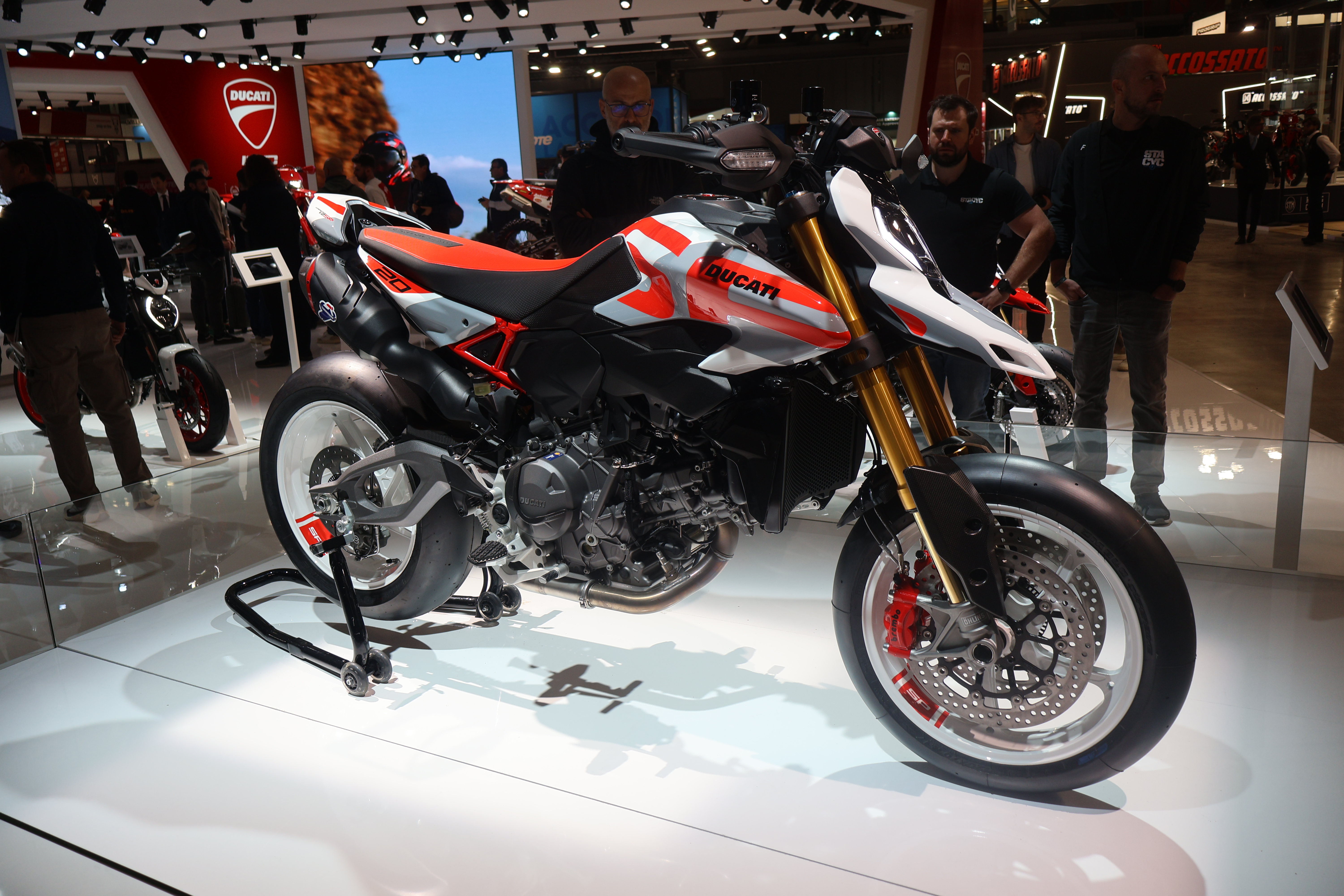 Ducati Hypermotard V2. Etter 20 år gjenoppstår Ducatis Hypermotard, og supermoto-sykkelen blir tilgjengelig i to varianter: Hypermotard V2 og Hypermotard V2 SP. Motoren er en 890cc V-twin-motor som yter 120 hk ved 10750 o/min med dreiemoment på 93 Nm ved 8250 o/min (70 prosent av dette er tilgjengelig under 3000 o/min, ifølge Ducati). Vekten er 180 kg fulltanket – eller 177 kg for SP-versjonen. Intervall for ventiljustering er 45 000 km. Designet er ifølge Ducati «robotisk og moderne», og sykkelen kommer standard med justerbar Kayaba-fjæring, mens SP får fullt justerbar Öhlins-fjæring. 