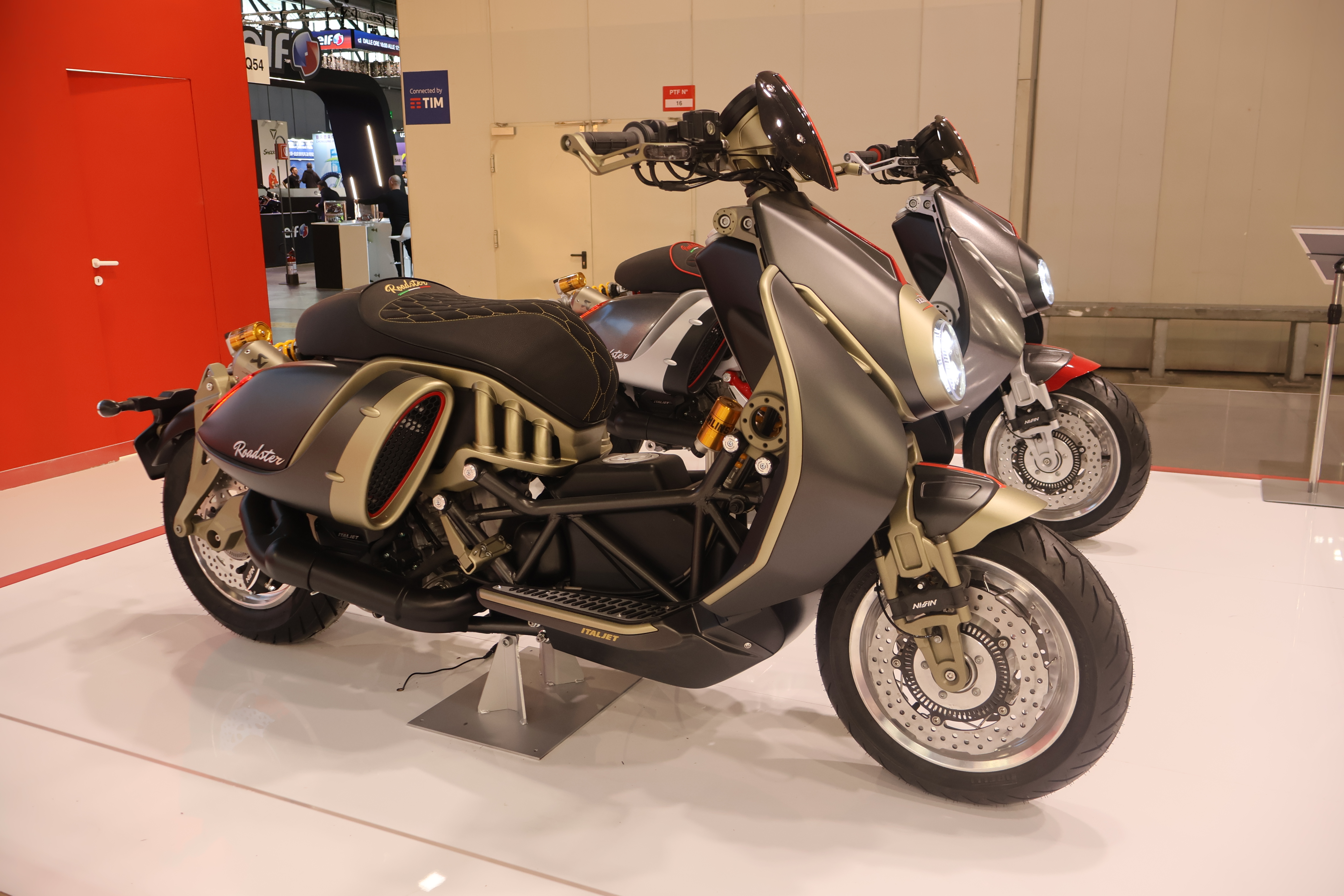 Italjet lager superkule scootere, og Italjet Roadster byr på herlig retro-futuristisk design med 394 cc ensylindret motor på 41,5 hk v/7500 omdreininger. Tørrvekt 151 kg. 
