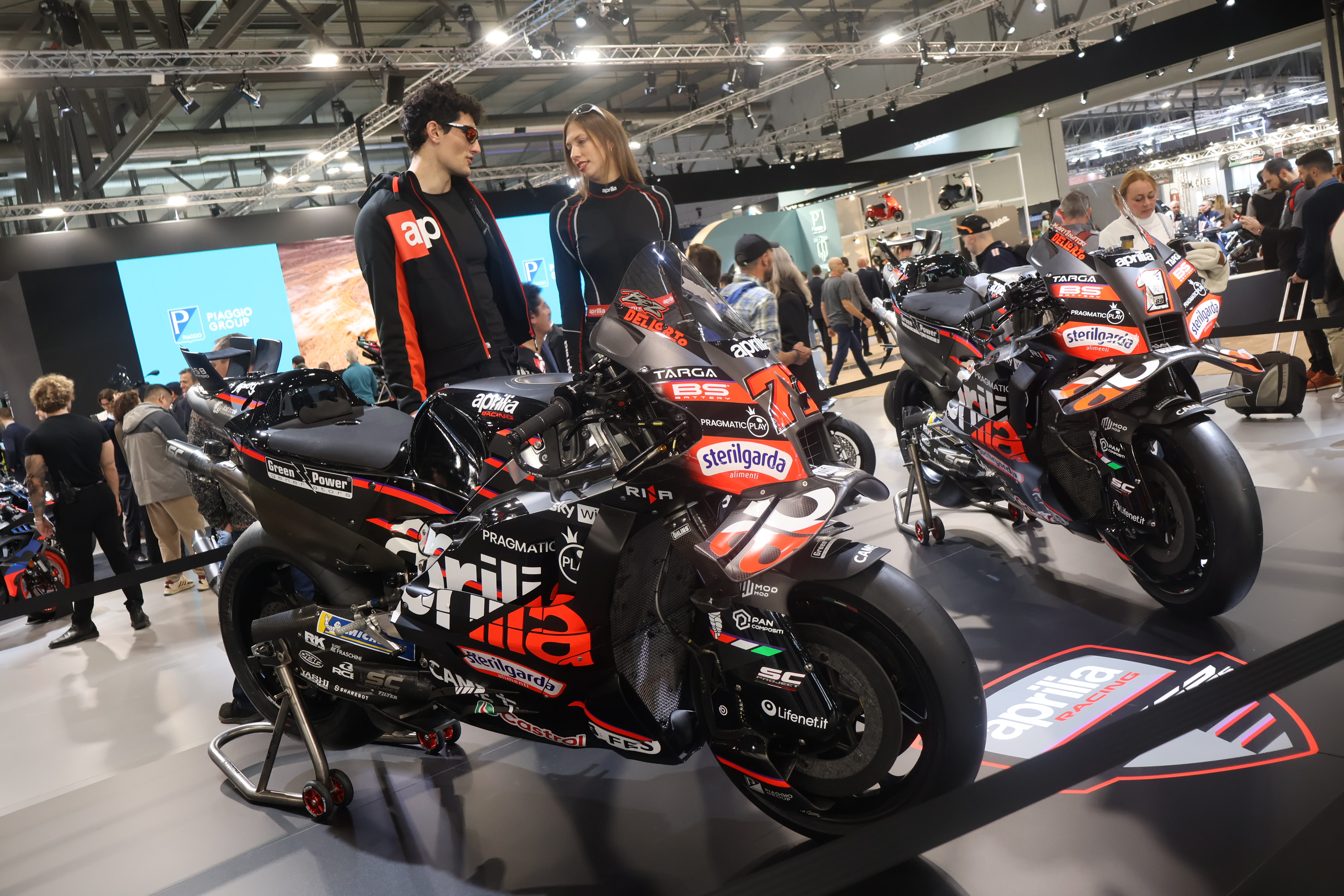 Aprilia RS457 GP Replica. Aprilia kommer nå med en GP replica av deres RS457 med dekor inspirert av fabrikksyklene som Marco Bezzecchi og Jorge Martin kjører med i MotoGP. Parallell-twin motoren gir 47,5 hk og kommer standard med Kurve-ABS, traction control og 5-toms TFT dash i farger. Et deksel er plassert over passasjersetet (fothvilere følger med), mens alurammen og svingarmen er lakkert i sort. Lignende replikaer tilbys også for RS125 og SR-GT scooteren.  