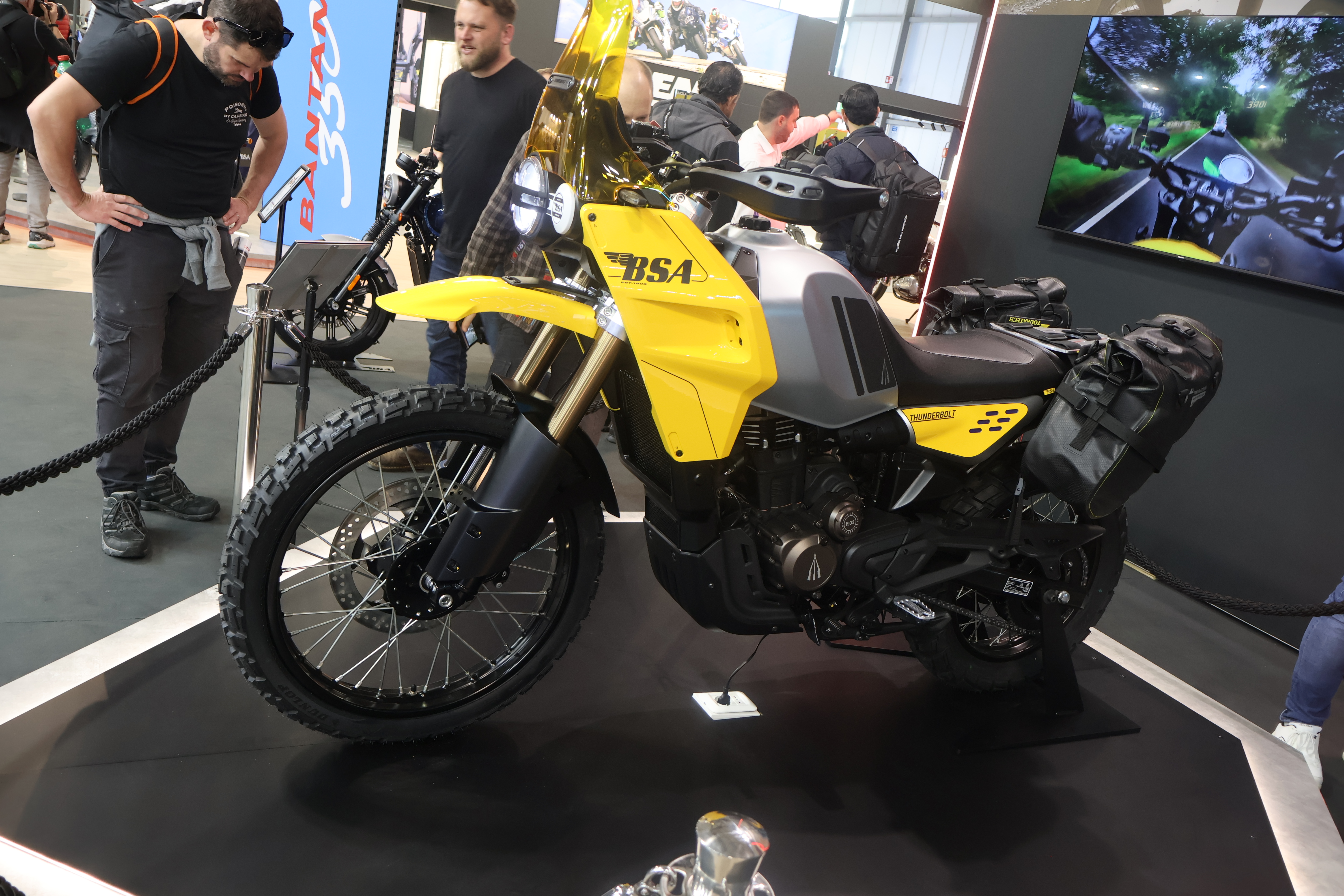 BSA Thunderbolt. Mange husker nok at BSA 65 Thunderbolt var den siste BSA som rullet av samlebåndet i Birmingham da produksjonen opphørte i 1972. Det er ingen tvil om at dagens gjenopplivede BSA (som eies av indiske Mahindra) håper at denne sykkelen ikke blir den siste. Motoren er den samme 350en som sitter i Bantam, og som gir 29 hk og 29,6 Nm. Fjæringen har 200mm vandring foran, 180mm bak. 