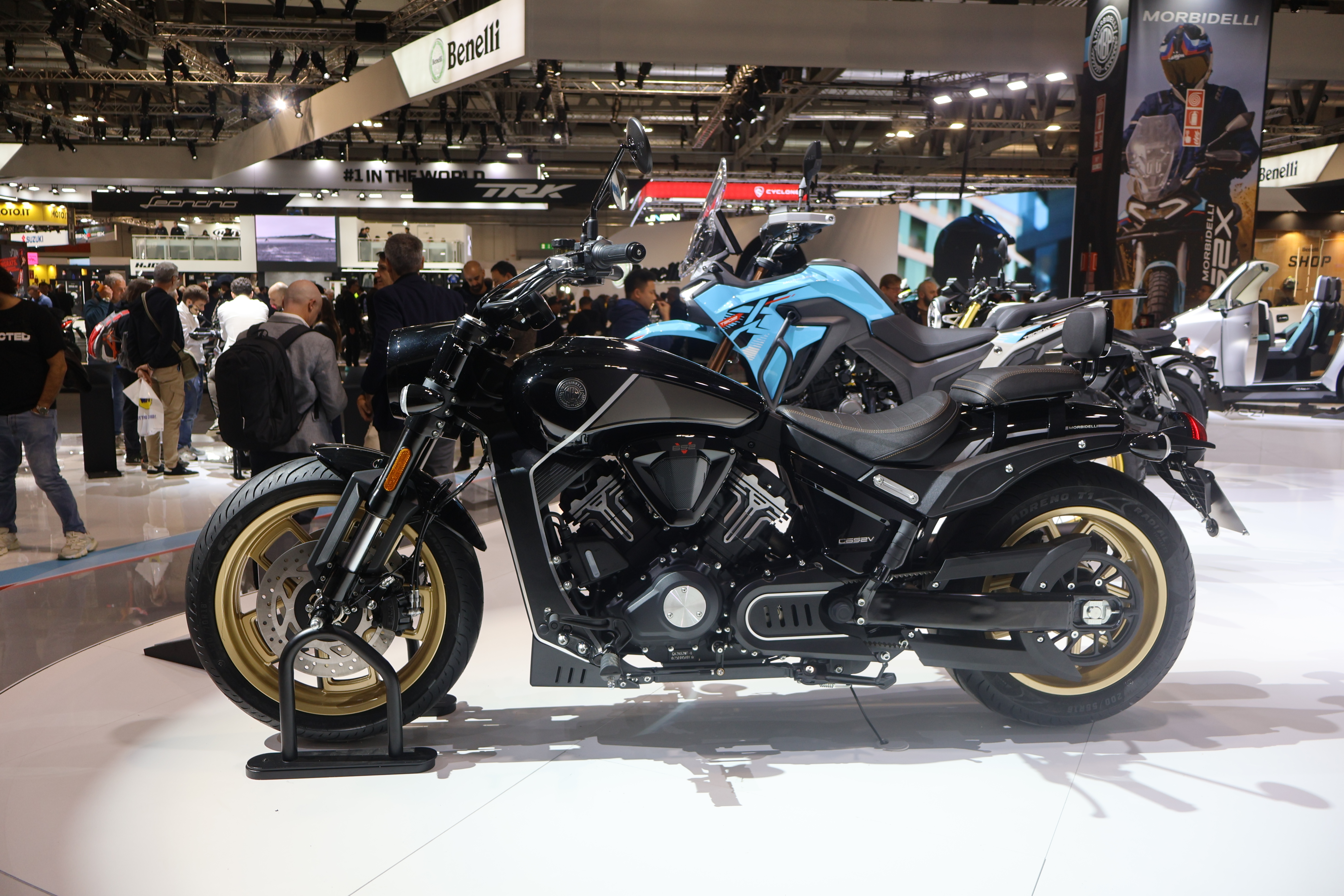 Morbidelli C652V. Morbidelli viste fram sin tøffe nye Power Cruiser kalt C652V. Den har en 650 kubikks V-Twin på 55,7 hk, og med en sittehøyde på 710 mm får man et lavt tøft stuk. Legg til fet 30/70R18 gummi foran og maffige 200/55R16 bak, og du har en skikkelig italiensk tøffing. 