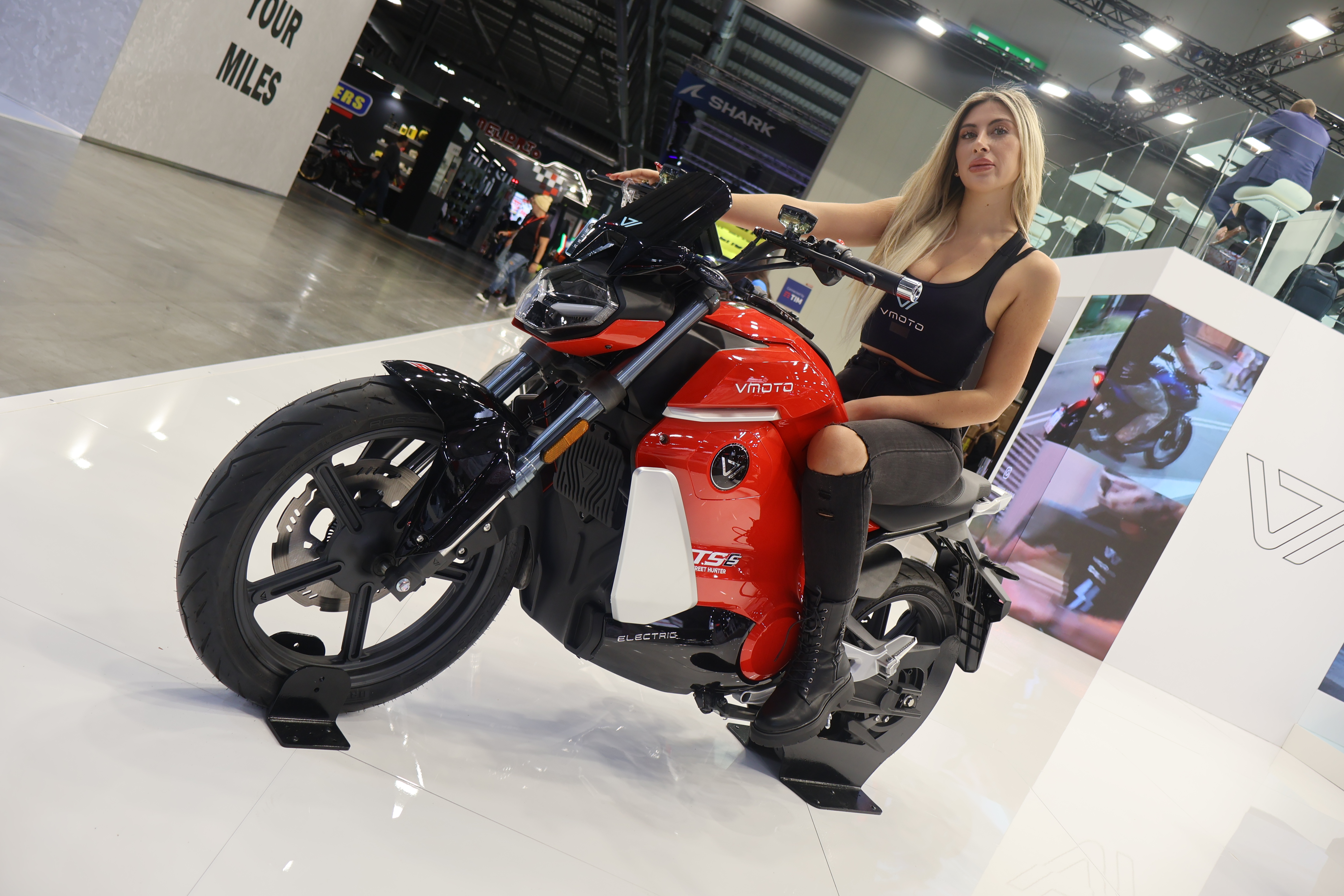 VMOTO TS Street Hunter S. Kinesiske VMOTO hadde et stort modellprogram på messen, alle med elektrisk drivkilde. Nye TS Street Hunter S er for urbane strøk og klarer 105 km/t med dobbel-batteri setup og sentralplassert elmotor. 