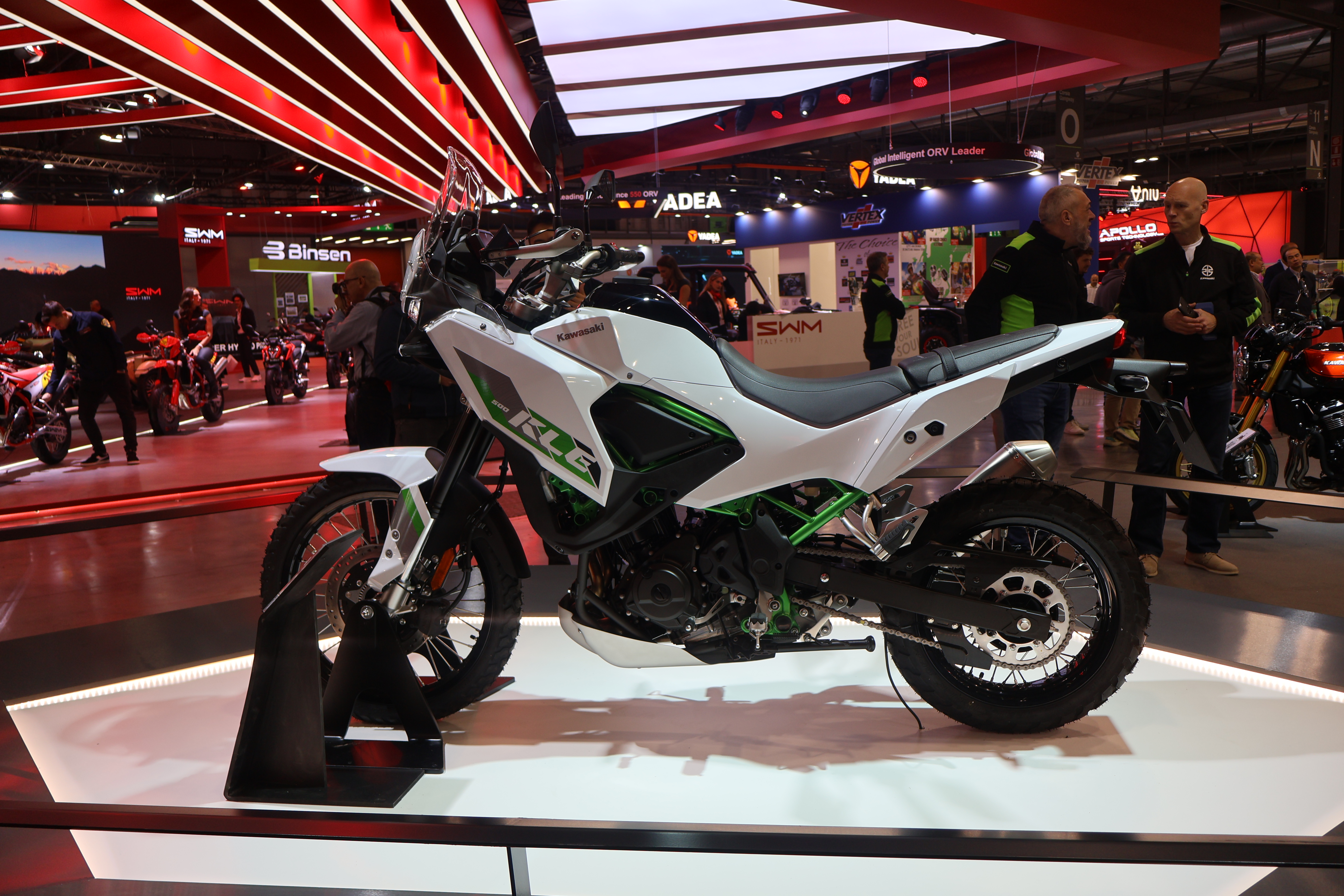 Kawasaki KLE 500 er en adventuresykkel som med høy vindskjerm og hevet, kort 16-liters drivstofftank får et tydelig rallypreg. Kraftig LED-belysning foran og bak kompletterer utseendet. Med originalt tilbehør som ERGO-FIT lavt passasjersete og lavt førersete kan føreren velge mellom fire setekombinasjoner for å finne sin ideelle kombinasjon – fra komfortabelt standardoppsett for vei og daglig bruk (High/High), til flatt oppsett (High/Low) for økt bevegelsesfrihet utenfor vei. KLE500 leveres med 21-tommers forhjul og 17-tommers bakhjul, og er utstyrt med IRC GP-410-dekk. 