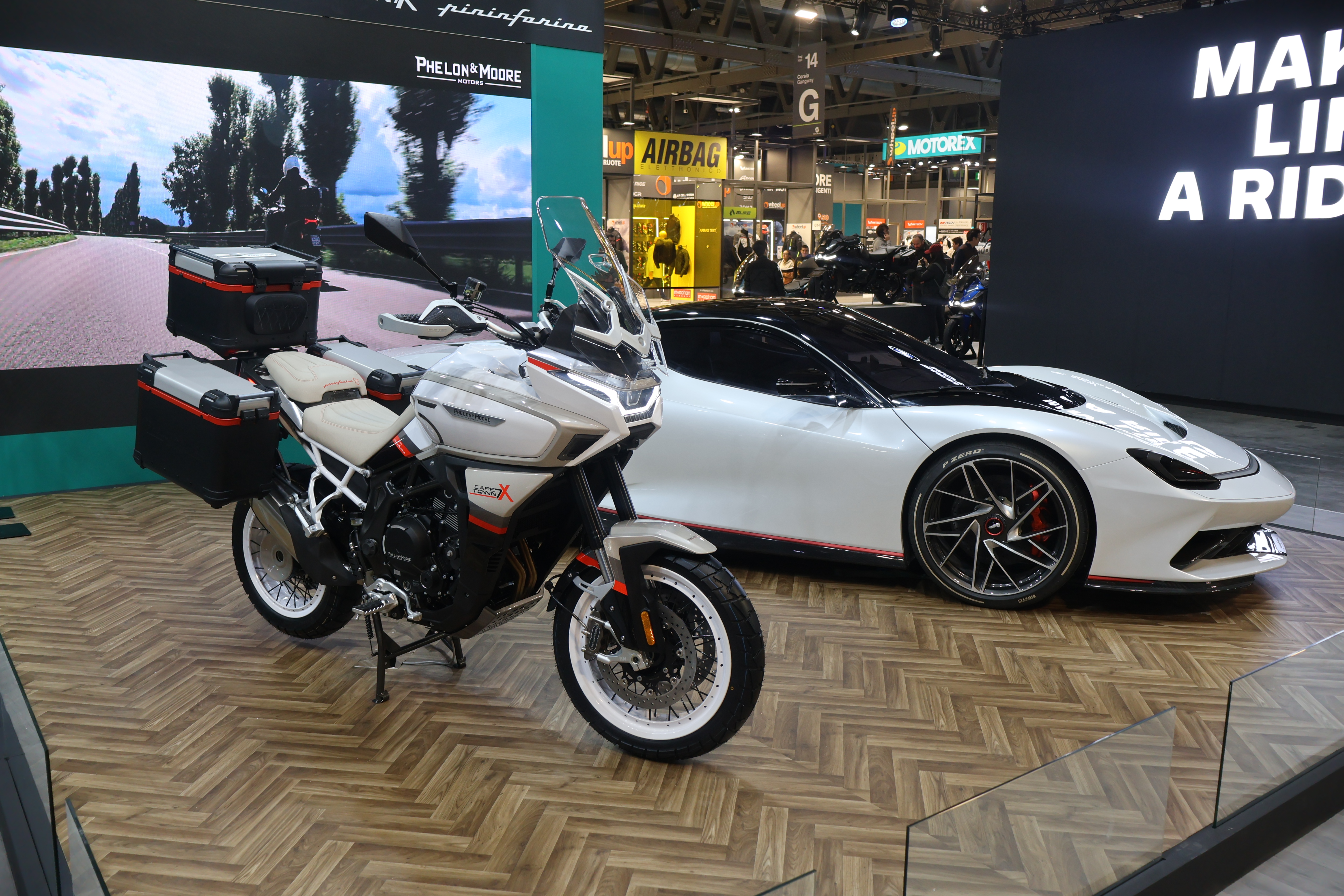 Phelon & Moore Cape Town 7X. Å hente tilbake gamle navn er kanskje enda mer utbredt i MC-verdenen enn i bilverdenen. Phelon & Moore var et velkjent britisk merke før krigen, og på midten av 30-tallet kjørte to damer i en Phelon & Moore Panther med sidevogn 21720 km fra London til Cape Town. Panther levde videre til 1967, og i 2022 ble Phelon & Moore relansert. På årets EICMA kunne man vise fram den nye Cape Town 7X, en limited edition variant av Cape Town adventuresykkelen. 7X er designet av Pininfarina (som forklarer bilen på standen), og 595 eksemplarer skal lages for å hedre Pininfarina sitt 95-års jubileum. Fargene er inspirert av legendariske Modulo som Pininfarina tegnet i 1970, mens motoren er som på vanlig Cape Town, det vil si parallell-twin på 693 kubikk og 74 hk, mens tørrvekt er 249 kg.  