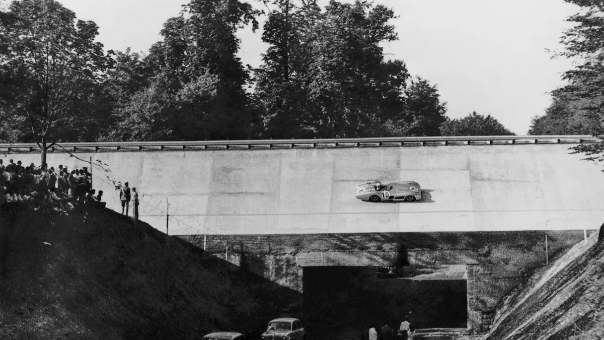 Stirling Moss på bankingen på Monza i 1955 med auksjonsbilen.