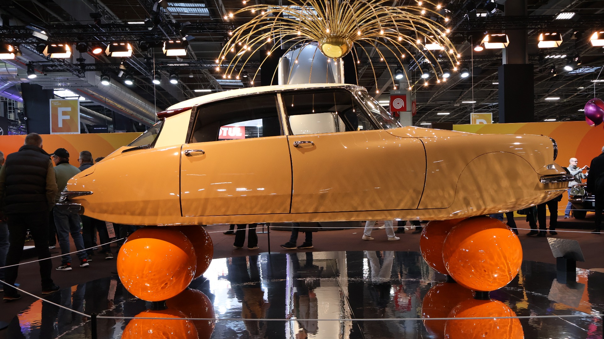 Citroën DS, feirer 70 år. Det feires med en storstilt DS-utstilling på Retromobile. Her den såkalte DS19 Ballons med fire ballonger som symboliserer den magiske fjæringen bilen var kjent for. 