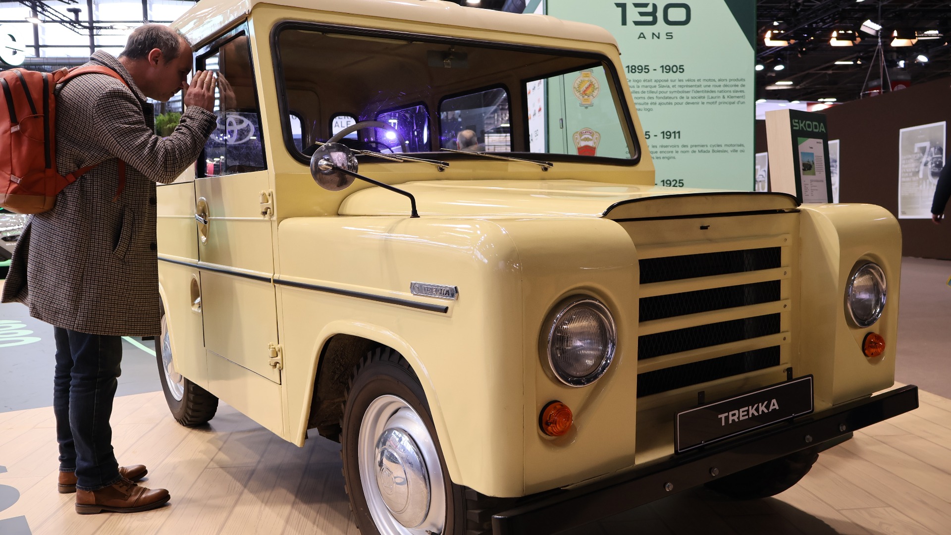 En mann kikker etter Postmann Pat. Men det er ikke postmannens bil. Dette er en Skoda Trekka som ble bygd fra 1966 til 1973 med ulike karosserier.