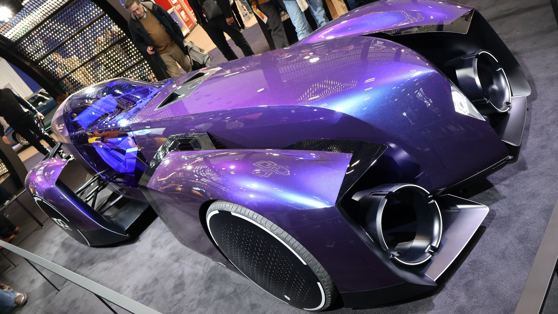 Det er vel ikke helt usannsynlig at de som designet nye Renault Filante Record, lot seg inspirere av The Batmobile 1989-versjonen. Det helelektriske konseptet er inspirert av Renault Etoile Filante.