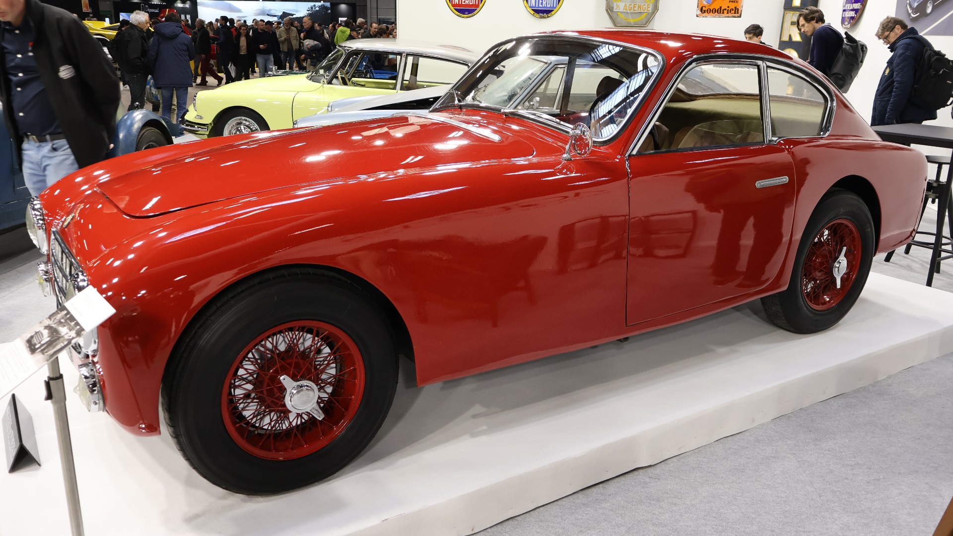 Retromobile har mengder av biler du garantert aldri har sett før. Som denne herlige 1950 Jaguar XK120 Barou, en one-off som tok andreplassen i Liege-Roma-Liege rallyet i 1951. 