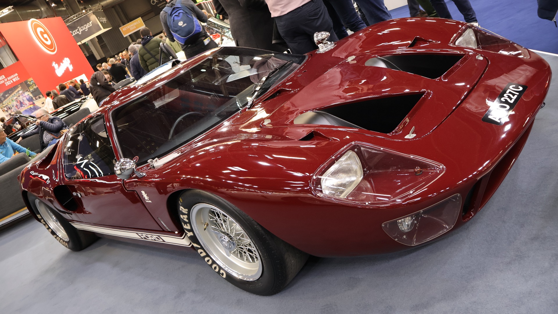 I motsetning til andre messer som har mye GT40 replikaer, så har Retromobile ekte vare. Jeg så tre originale på min sightseeing første dag, som denne nydelige 1965 GT40 eid og brukt av Carroll Shelby