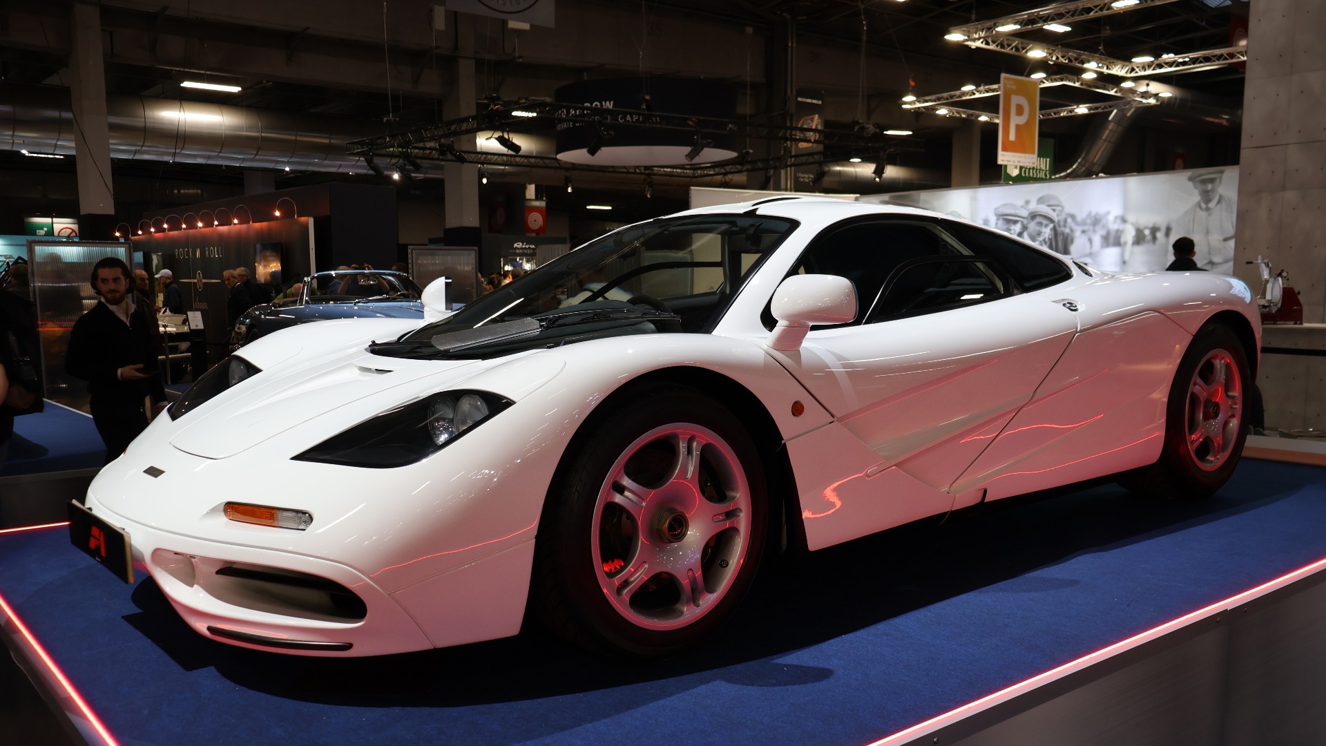 McLaren F1 ser særdeles lekker ut i hvitt på Kidston sin imponerende stand.