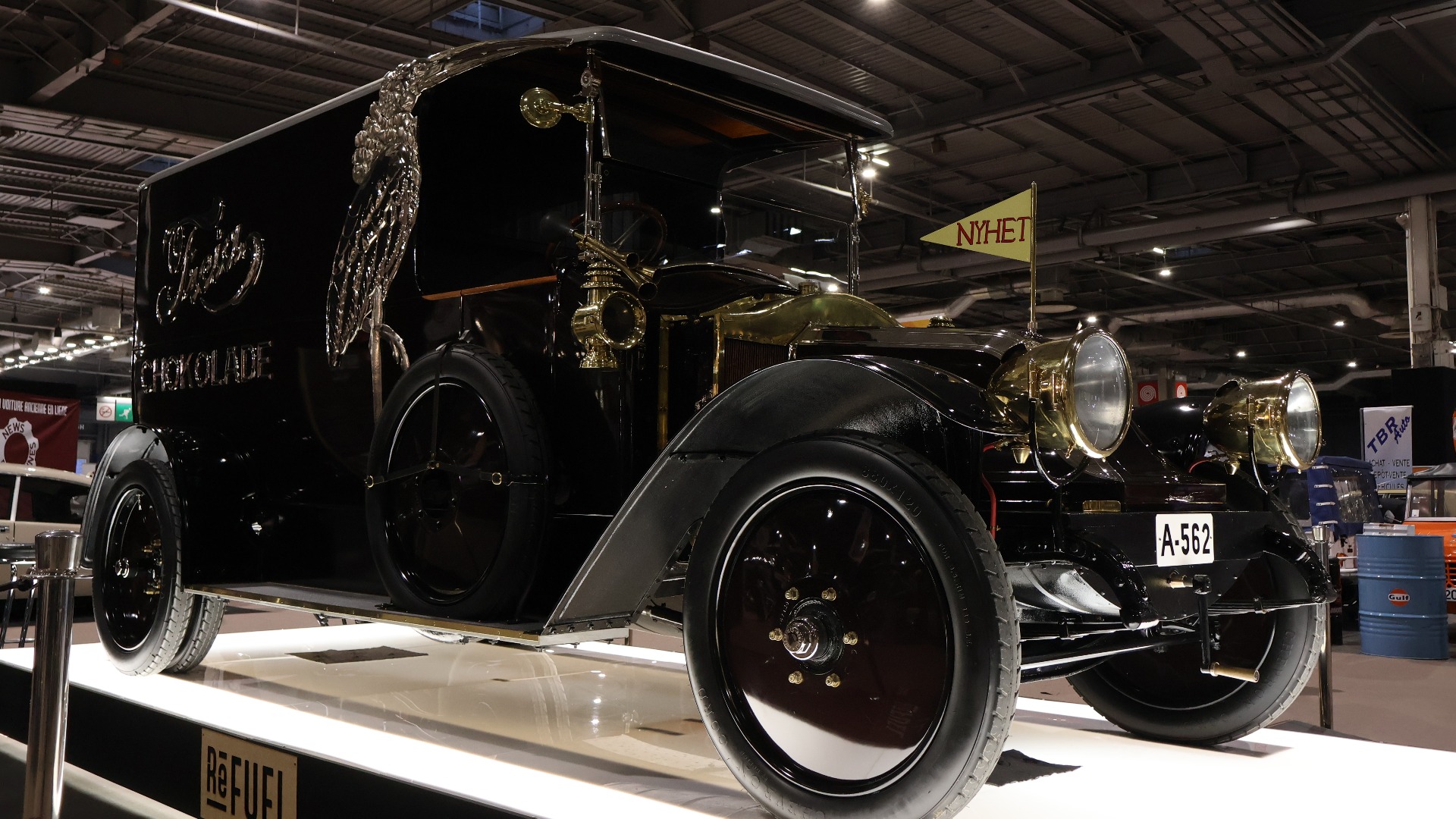 AMCAR/Refuel har sørget for at den magiske Freia-bilen står på stand på Retromobile. Et stolt øyeblikk for bileier Kjell Ivar Haltvik, men også et stort øyeblikk for veldig mange andre norske bilentusiaster.  