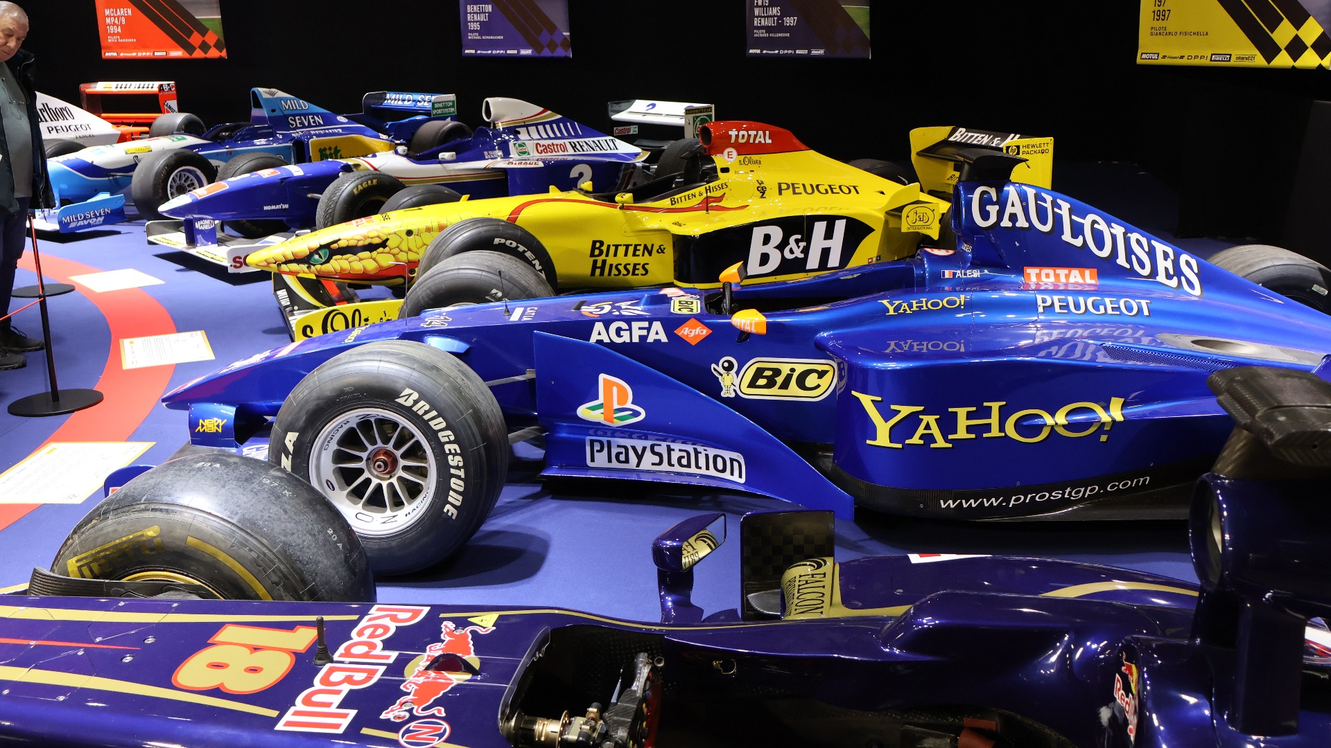 Retromobile har en offisiell stand som feirer 75 år med Formel 1, hvor en mengde herlige Formel 1 biler står i sirkel. Gjennomgangstemaet er franske motorer, franske konstruktører og franske førere.