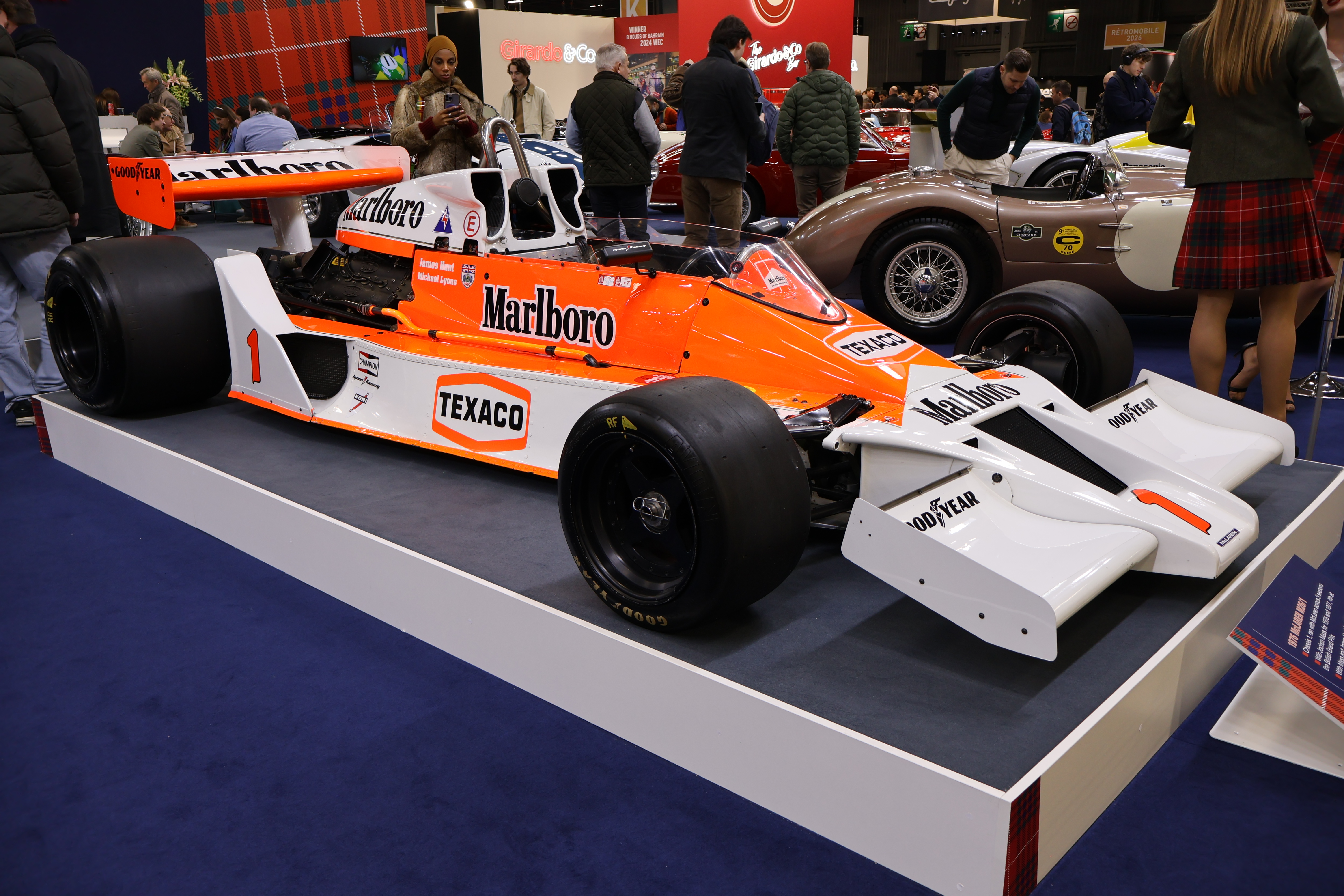 1976 McLaren M26/1 som Jochen Mass kjørte noen løp med i 1976 og 1977, samt James Hunt i 1978. Heldigvis dekorert i sin originale Marlboro-dekor, hvor man også ser tydelig at Marlboro-rød er mer oransje enn rød. 