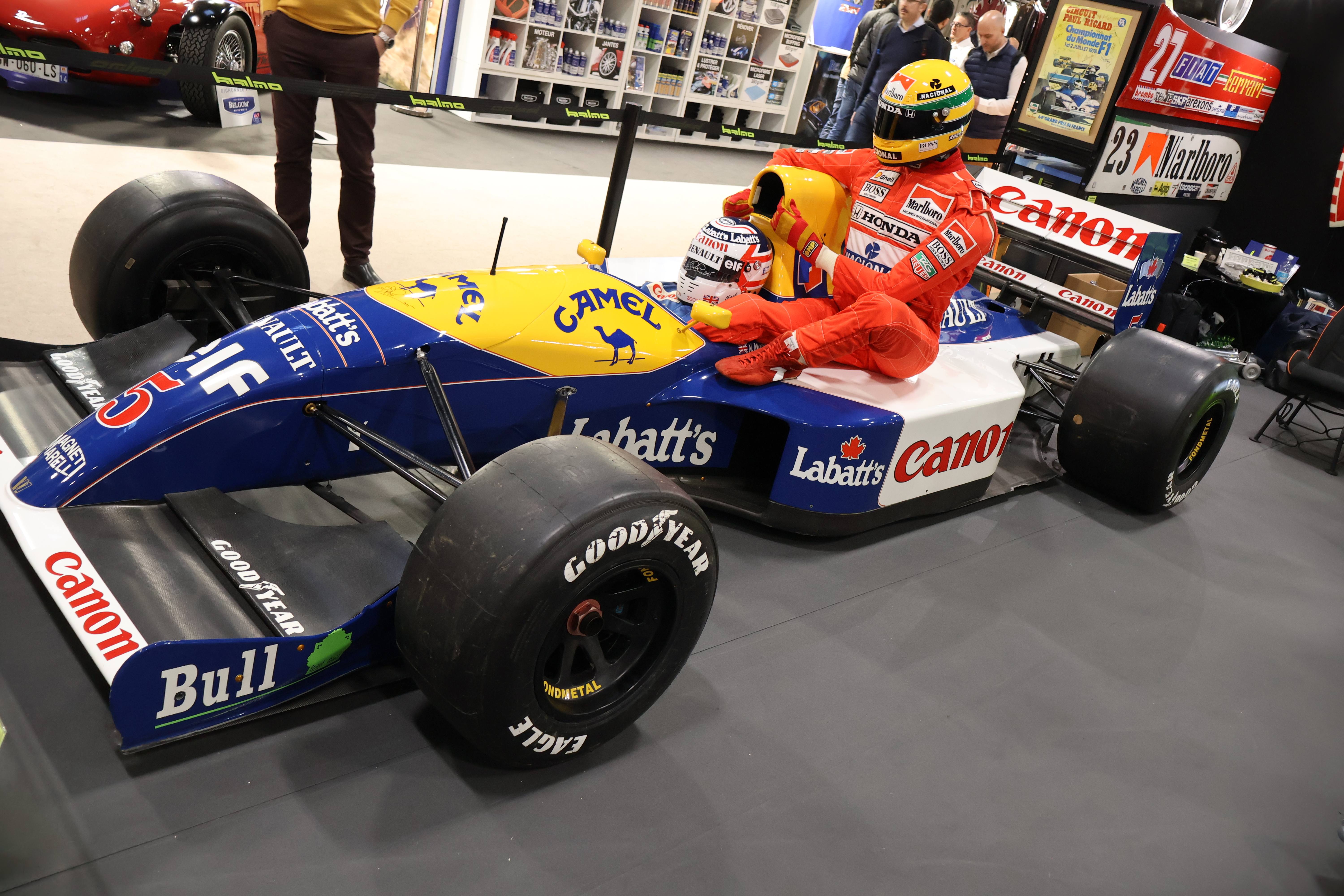 Etter at Nigel Mansell vant England GP i 1991, ga han Ayrton Senna haik tilbake til depotet. Det ble et ikonisk bilde, og det ble laget en offisiell Williams FW14 showcar for å gjenskape øyeblikket. 