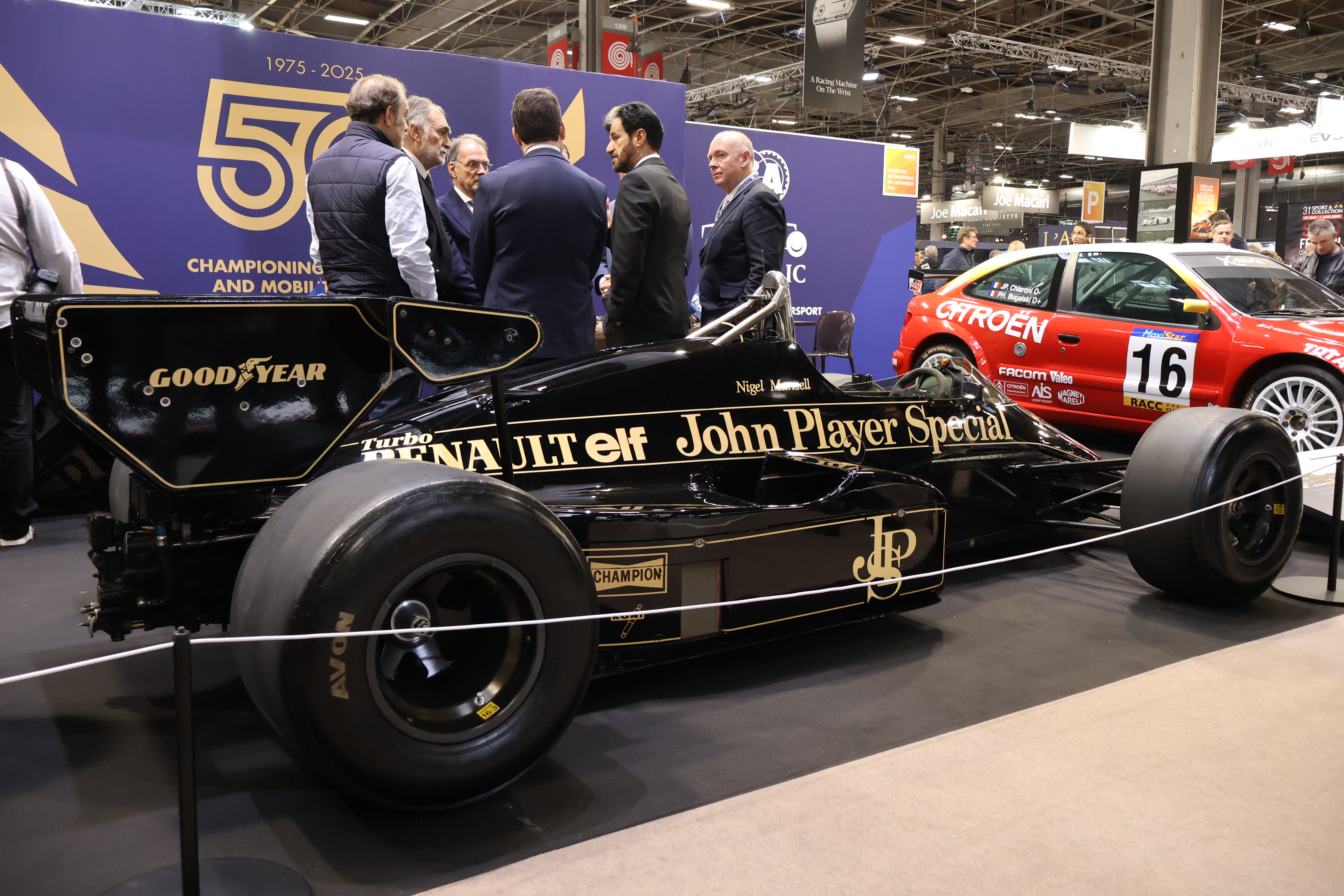 Den skarpøyde F1-fan ser kanskje at det er FIA-president Mohammed Bin Sulayem som står og konfererer med FIA-representanter bak Nigel Mansell sin 1984 Lotus 95T. 