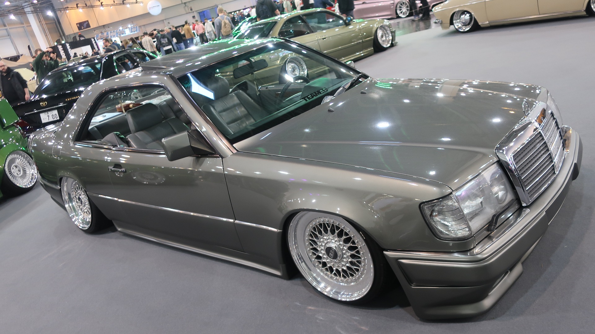 1992 230 CE med tredelte BBS RS 18-tommere, luftfjæring, nytt opptrukket interiør i grått skinn, nylakkert i en Porsche grågrønn farge, samt utrustet med et AMG-bodykit.