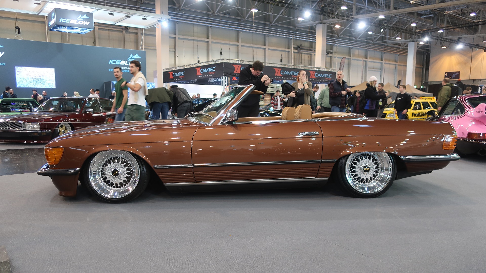 Stilfull 1979 SL 350 nylakkert i den vakre originale Mercedes-fargen Milanbraun, og modifisert med TA Technix luftfjæring, BBS RS 098 17-tommere på 215 og 245/40R17 Michelin-gummi.