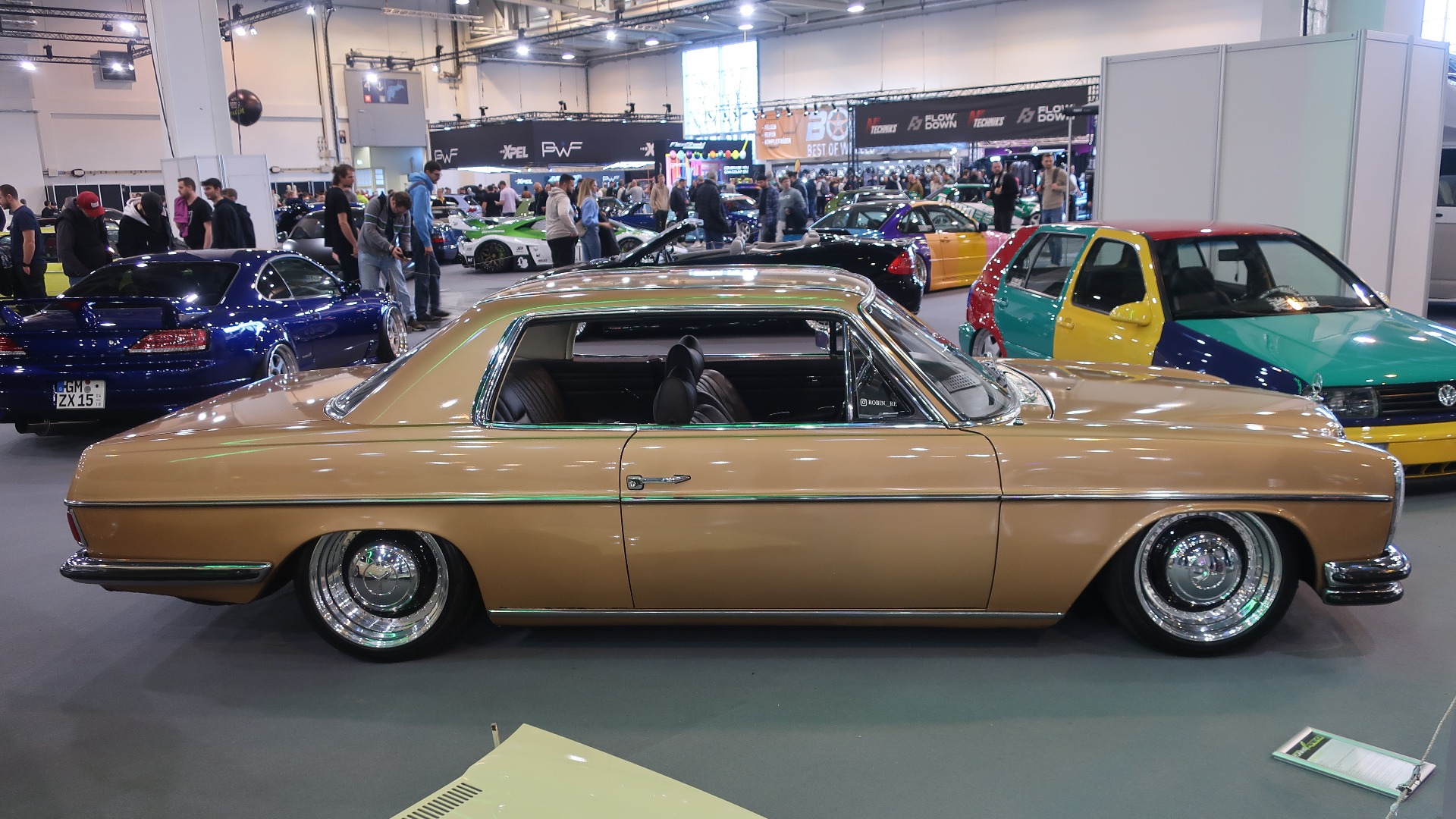 1971 280 CE i ganske klassisk original-look, med obligatorisk luftfjæring og større felger som er 2-delte 17-toms customfelger med polerte hubcaps for den rette klassiske viben.