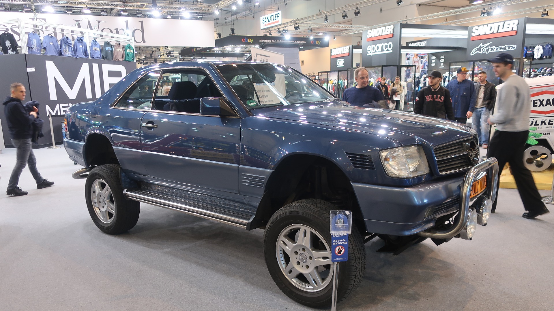 Her er det best å ikke spørre for mye, men eier har tydeligvis hatt en drøm om å kombinere en Mercedes coupe med en Monster Truck.