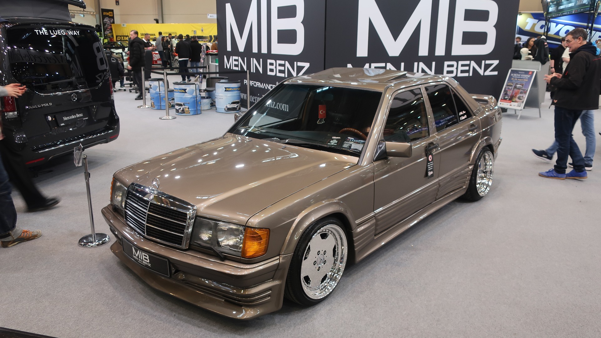 MIB, nei ikke Men in Black, men Men in Benz, viste alt fra et solid klesutvalg for Benz-entusiasten til diverse ombygde biler som denne flotte 190 rundt om på standen sin.