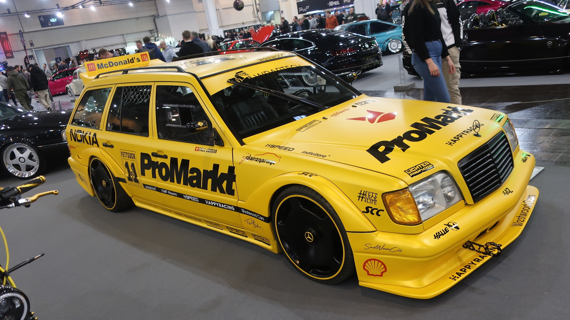 Gult er kult. Som denne 1994 S124 med design-foliering i Hexis-gul med DTM racedesign, komplett med vinge, EVO2-bodykit, AMG-grill, luftfjæring og 20-toms Maybach felger.