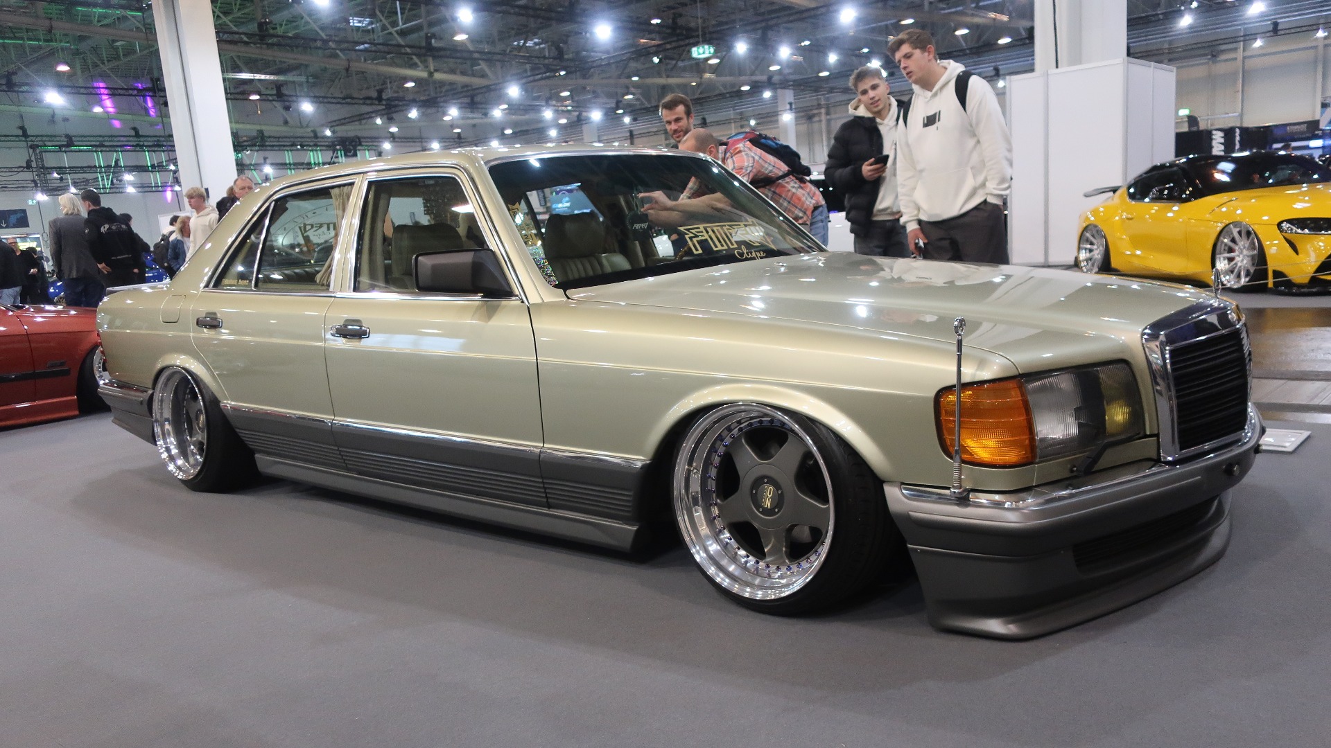 1981 280 SE med OZ 17-tommere og komplett Kamei X1 Bodykit. Smakfullt lakkert i Mercedes-fargen Green Chardon og Renault sin gråtone Pierre A Fusil.