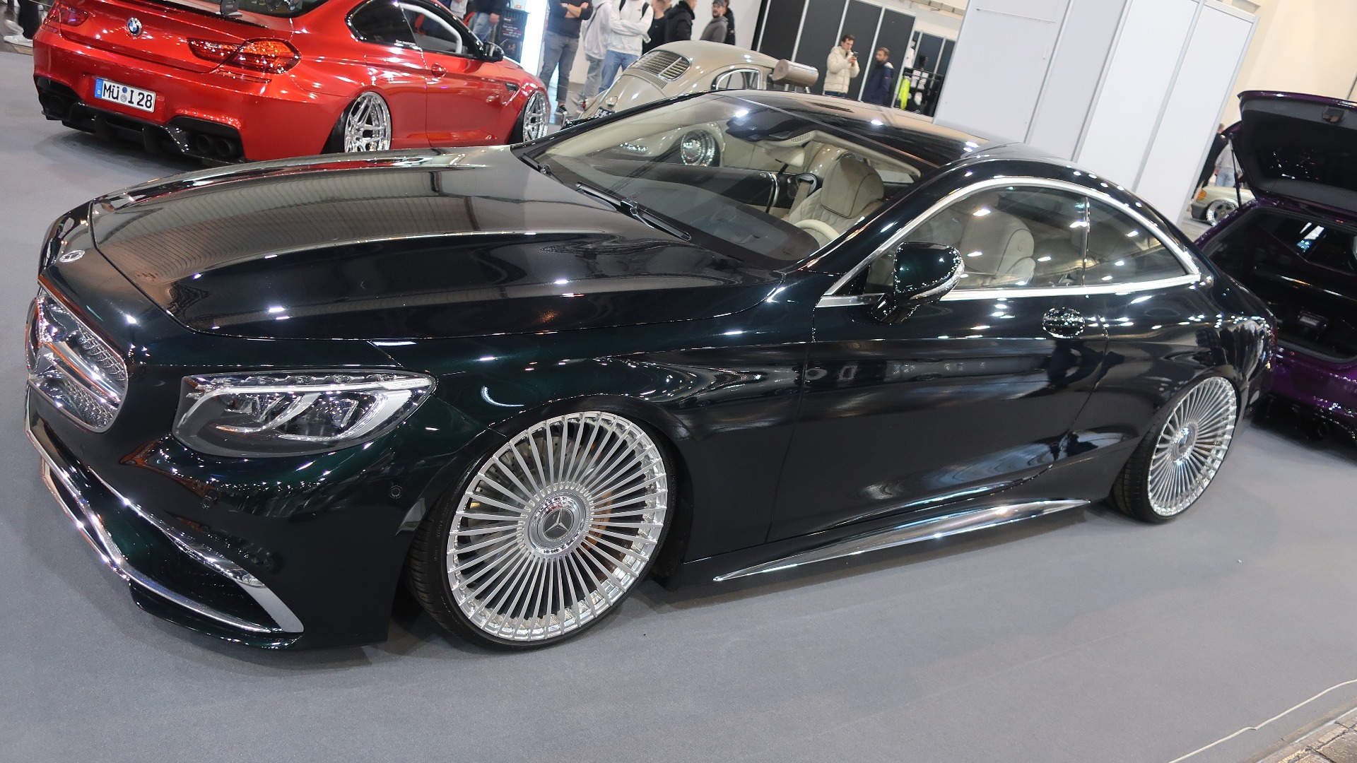 2016 S500 med 22-toms PP Exclusive felger, S65 AMG Bodykit, og lakkert i Mercedes sin Designo-farge Smaragdgrønn.