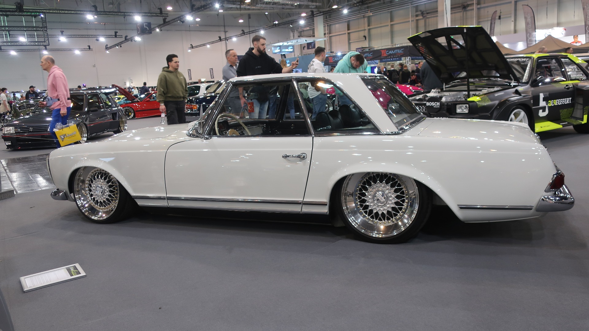 1966 230 SL med luftfjæring og 18-toms BBS RS felger.