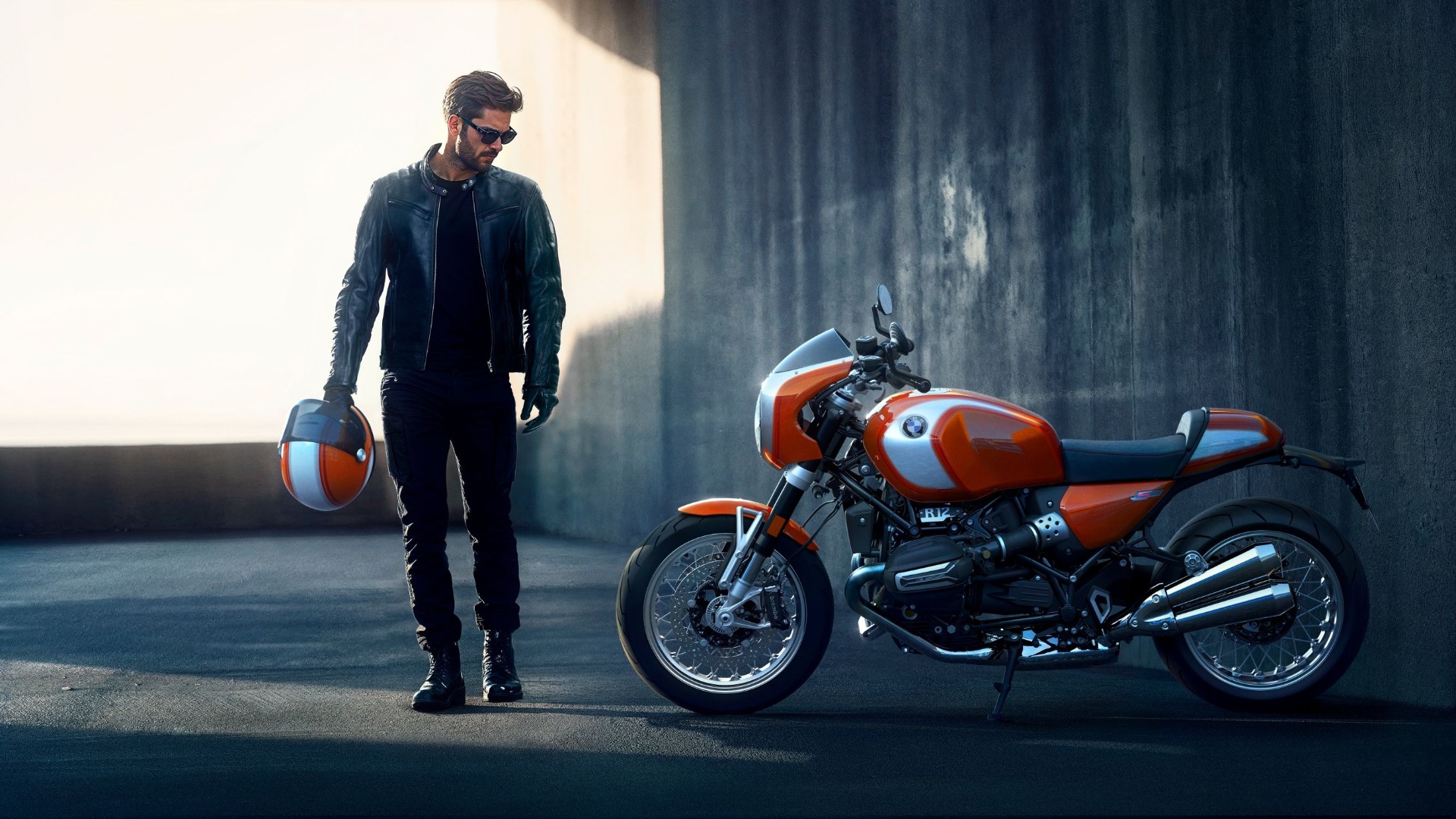 Skal man få nyte sin nye BMW i Hellas må man påregne å bruke hjelm framover.