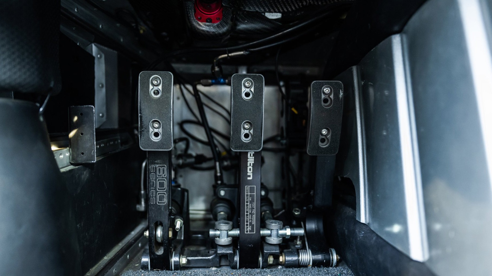 Pedalene vitner også tydelig om at dette er en bil laget for frisk kjøring.