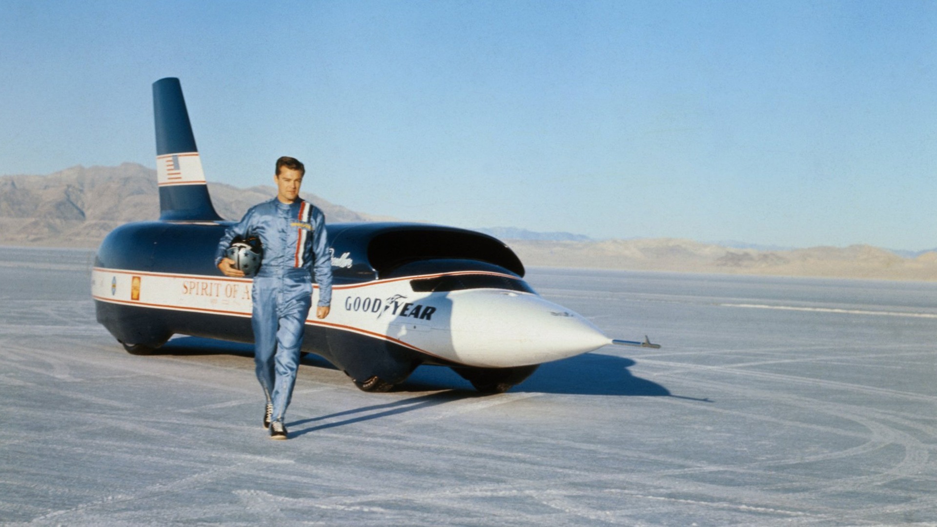 Craig Breedlove og Spirit of America Sonic 1 på saltslettene i Bonneville i 1965.