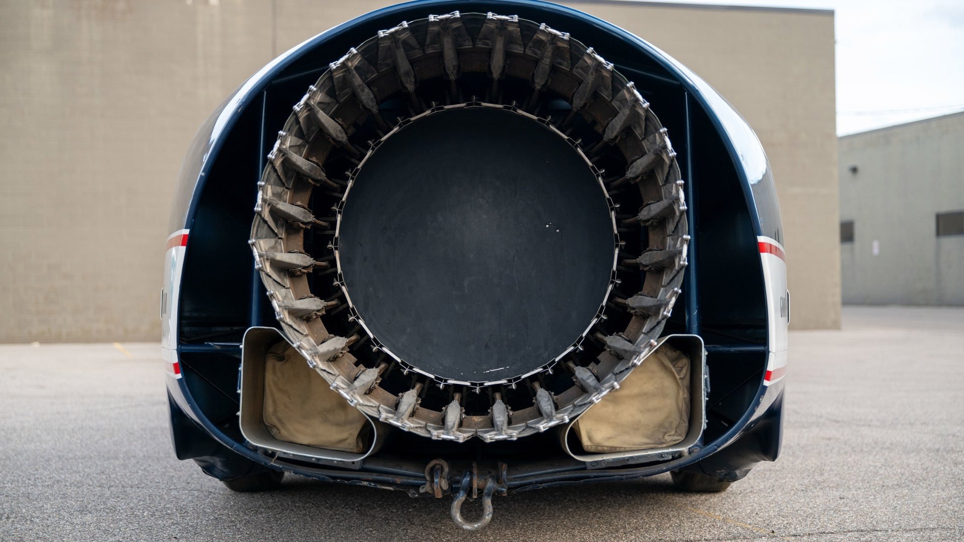En mektig bakende med en gedigen jetmotor samt to fallskjermer og solide fester for tauing.