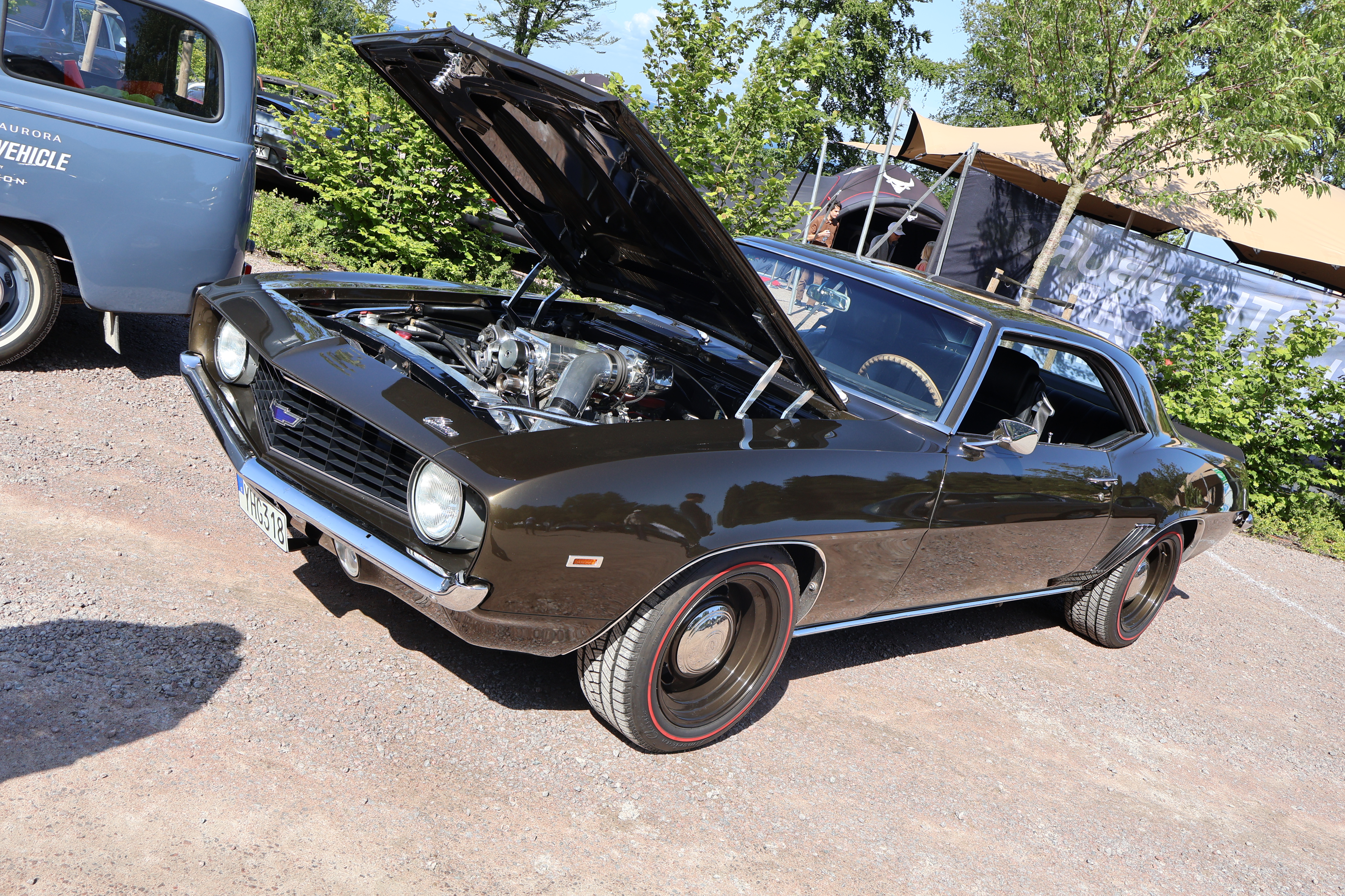 Bøllete 1969 Camaro med voldsomt motoroppsett på VIP-parkeringen.