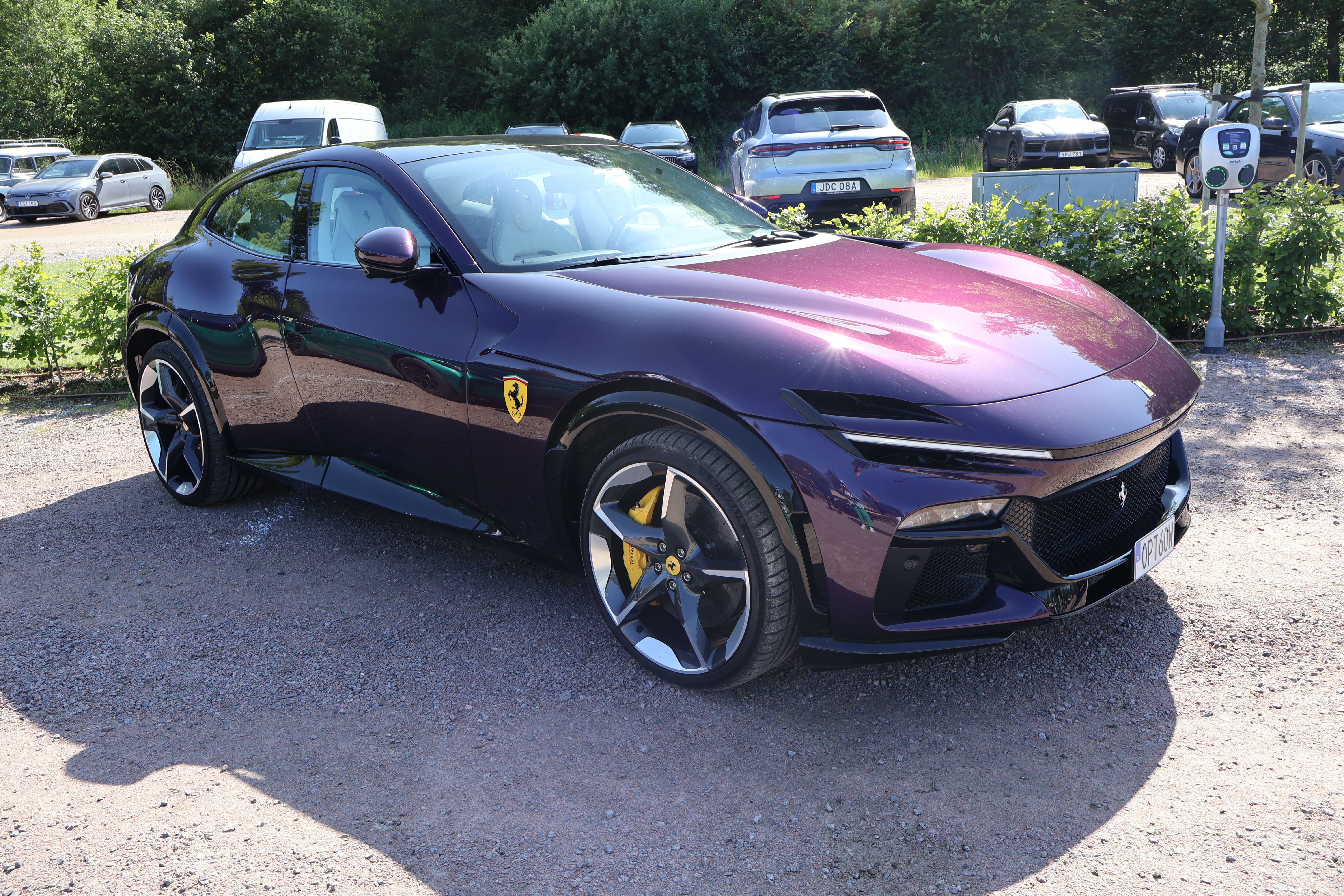 En av tre Ferrari Purosangue som var å se ved parkeringsområdet. 