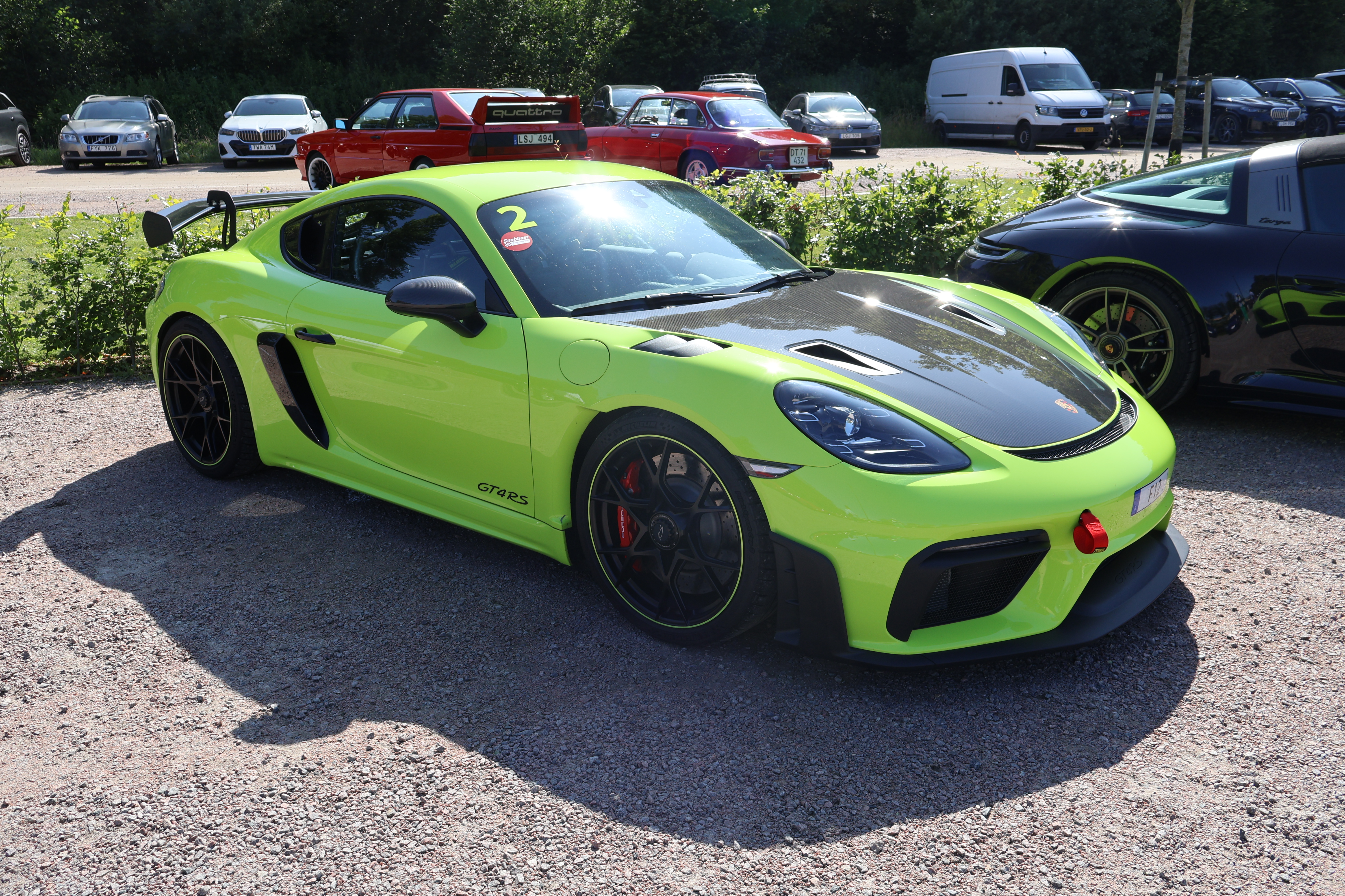 Porsche 718 Cayman GT4 RS er et råskinn som kler friske farger. 
