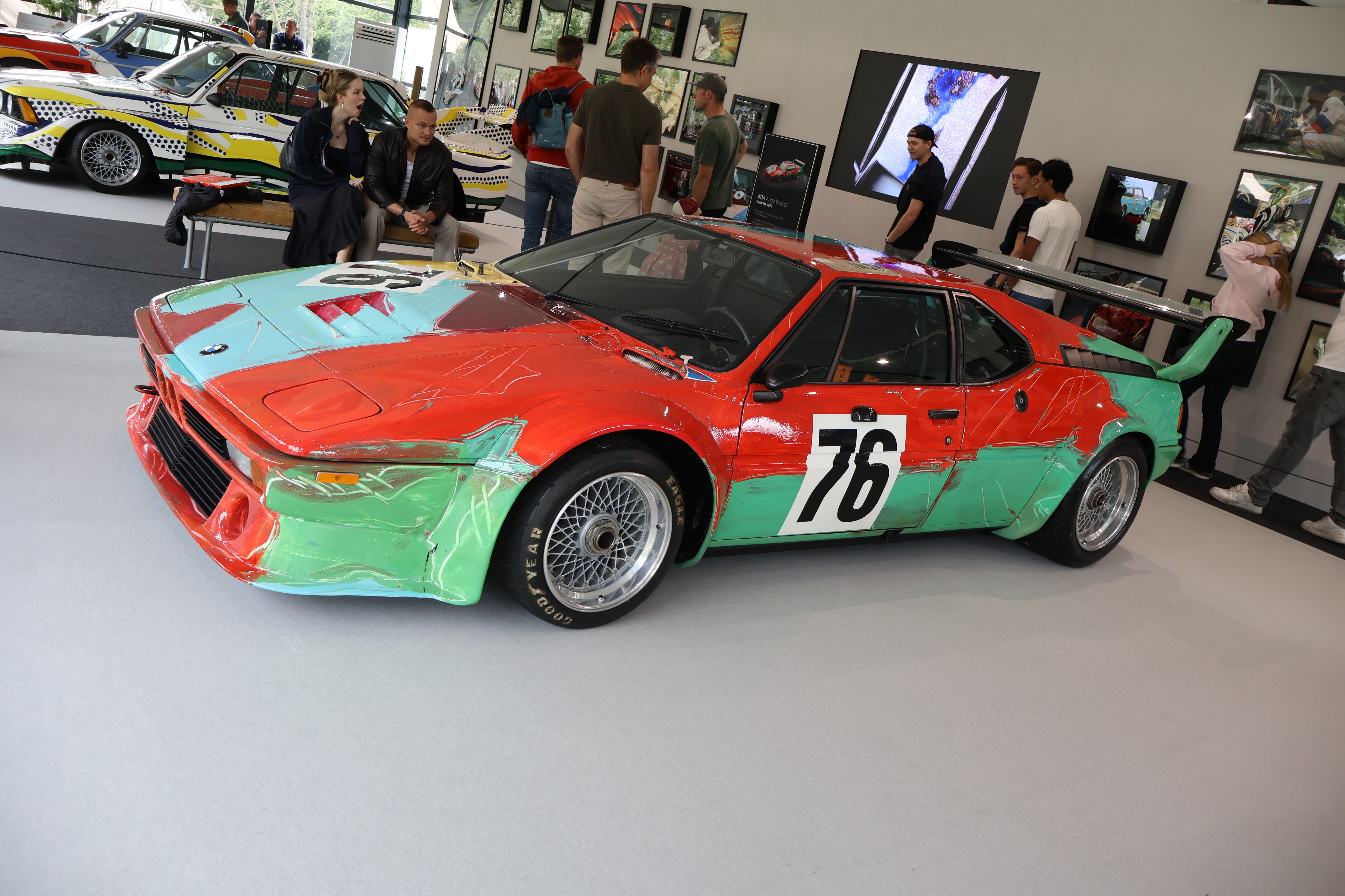 BMW stilte ut fire av sine mest legendariske Art Cars. Her Andy Warhol sin nærmest kamera, og Roy Lichtenstein sin i bakgrunnen. 