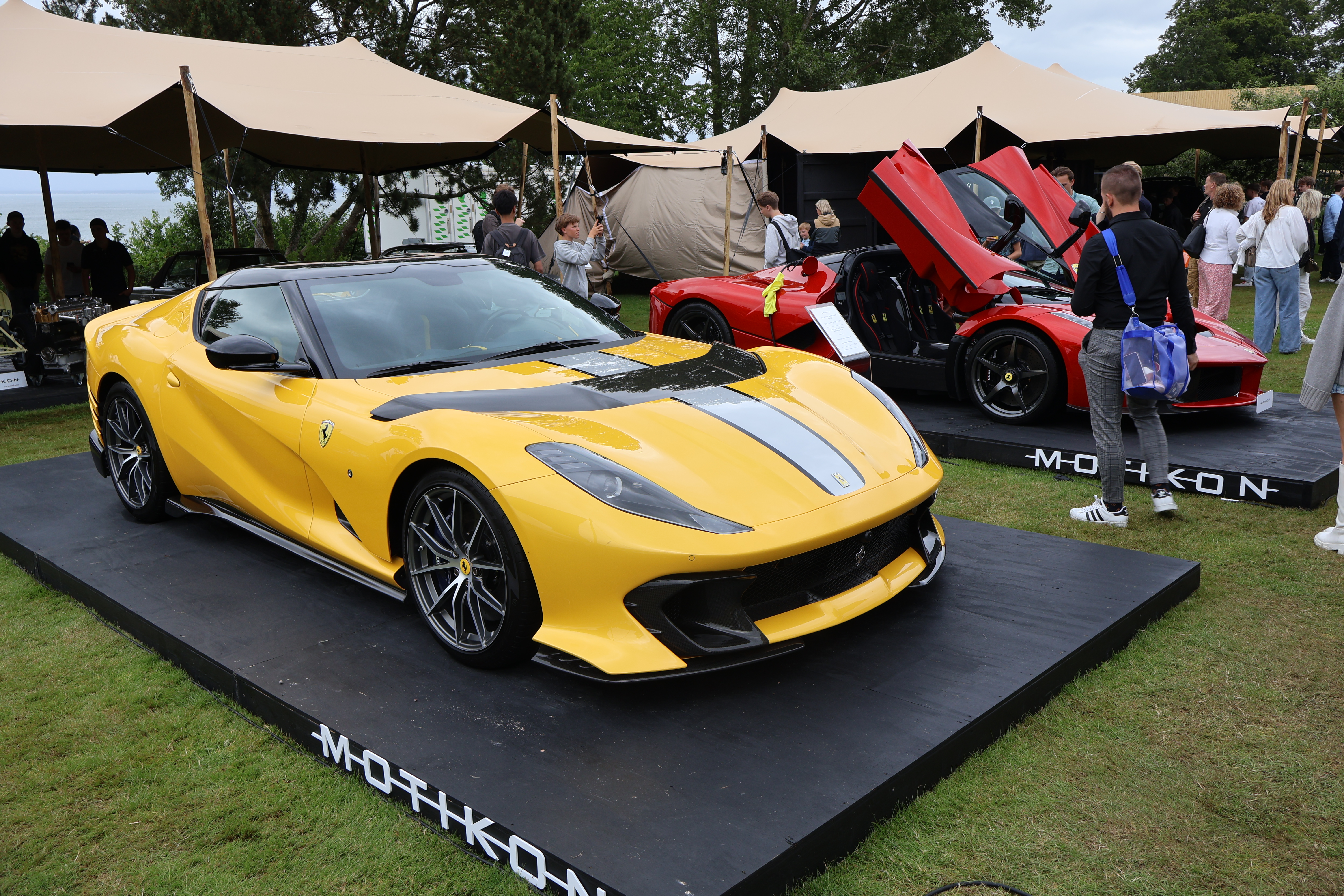 Det var flust av nyere Ferrarier å se, alle absolutt spot on på et slikt event. 