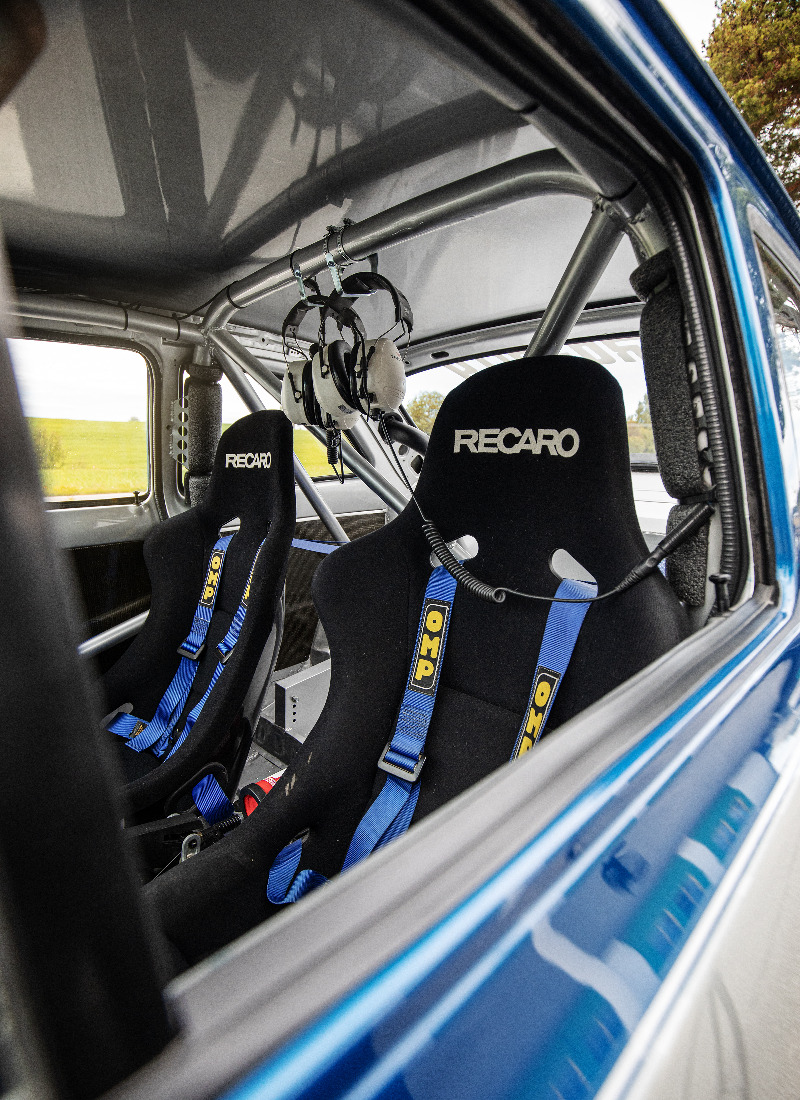 Recaro bøttestoler, OMP belter og hørselvern med mikrofon. Her kunne til og med Petter Solberg hatt det hyggelig