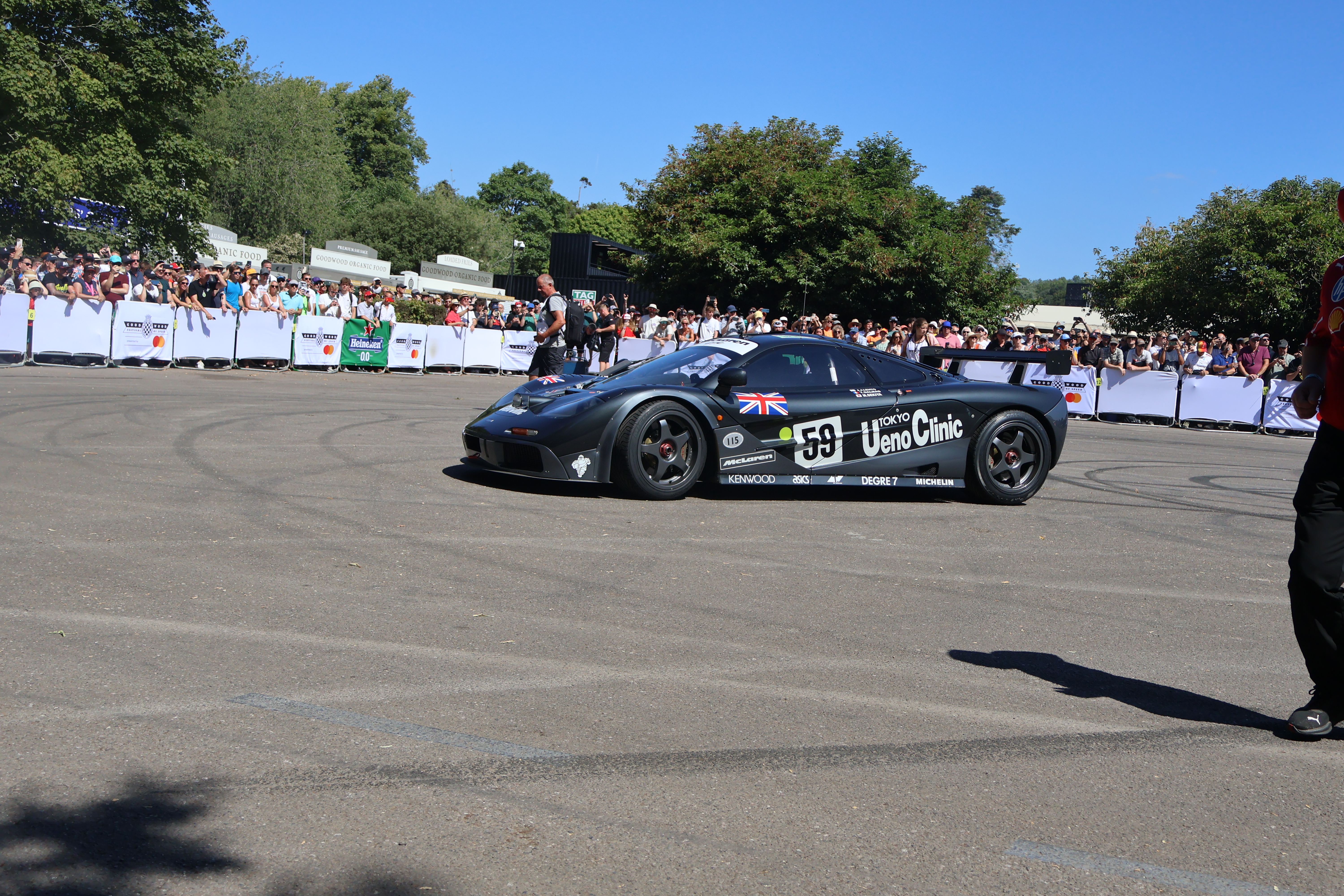 Det var vel syv McLaren F1 å se på årets Goodwood hvis jeg regnet riktig, her vinnerbilen fra Le Mans 1995. 