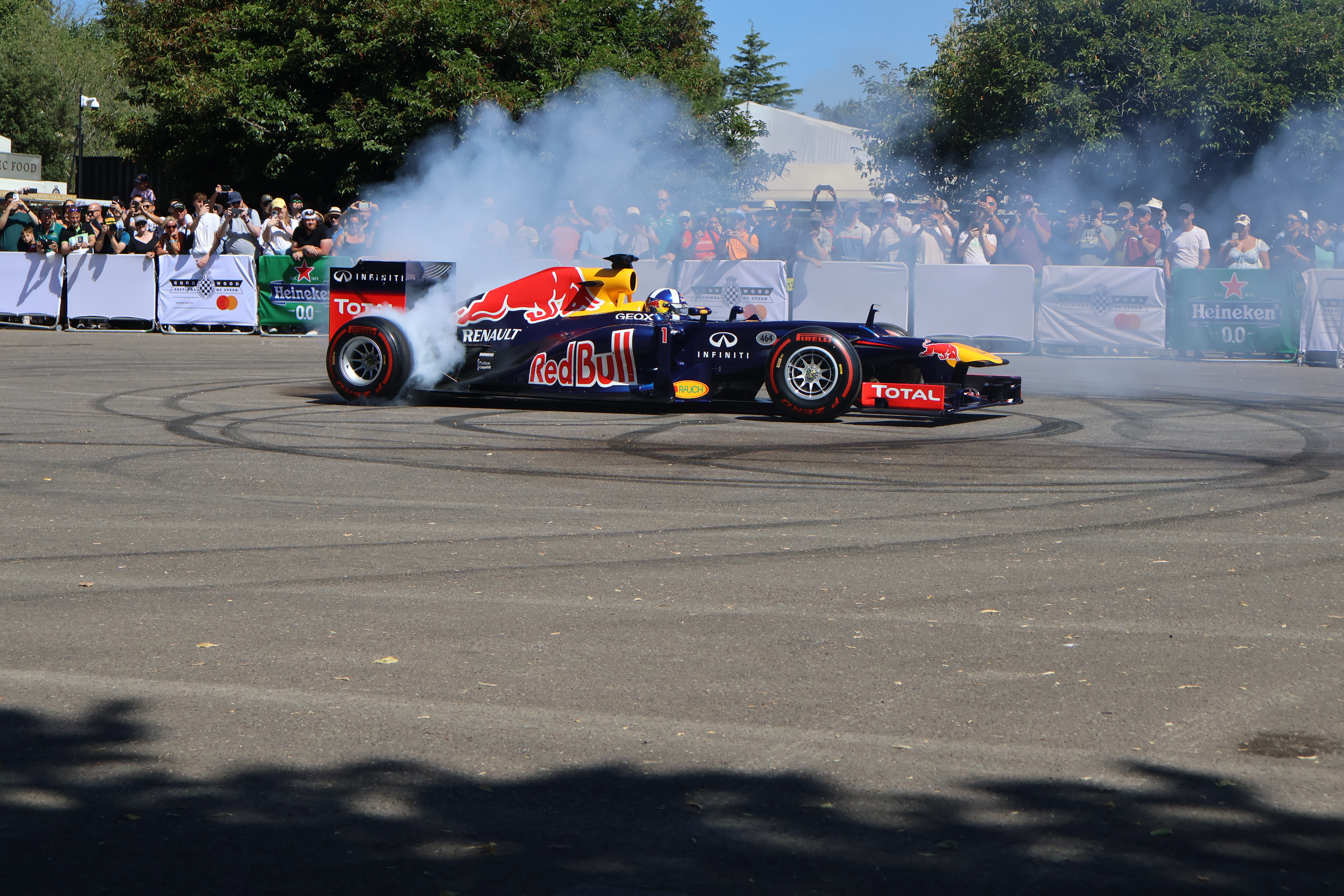 Intet fikk publikum mer i ekstase enn det sinnssvake turtallet som V8 og V10 Formel 1 bilene leverte, her supplert med en superfet burnout.  