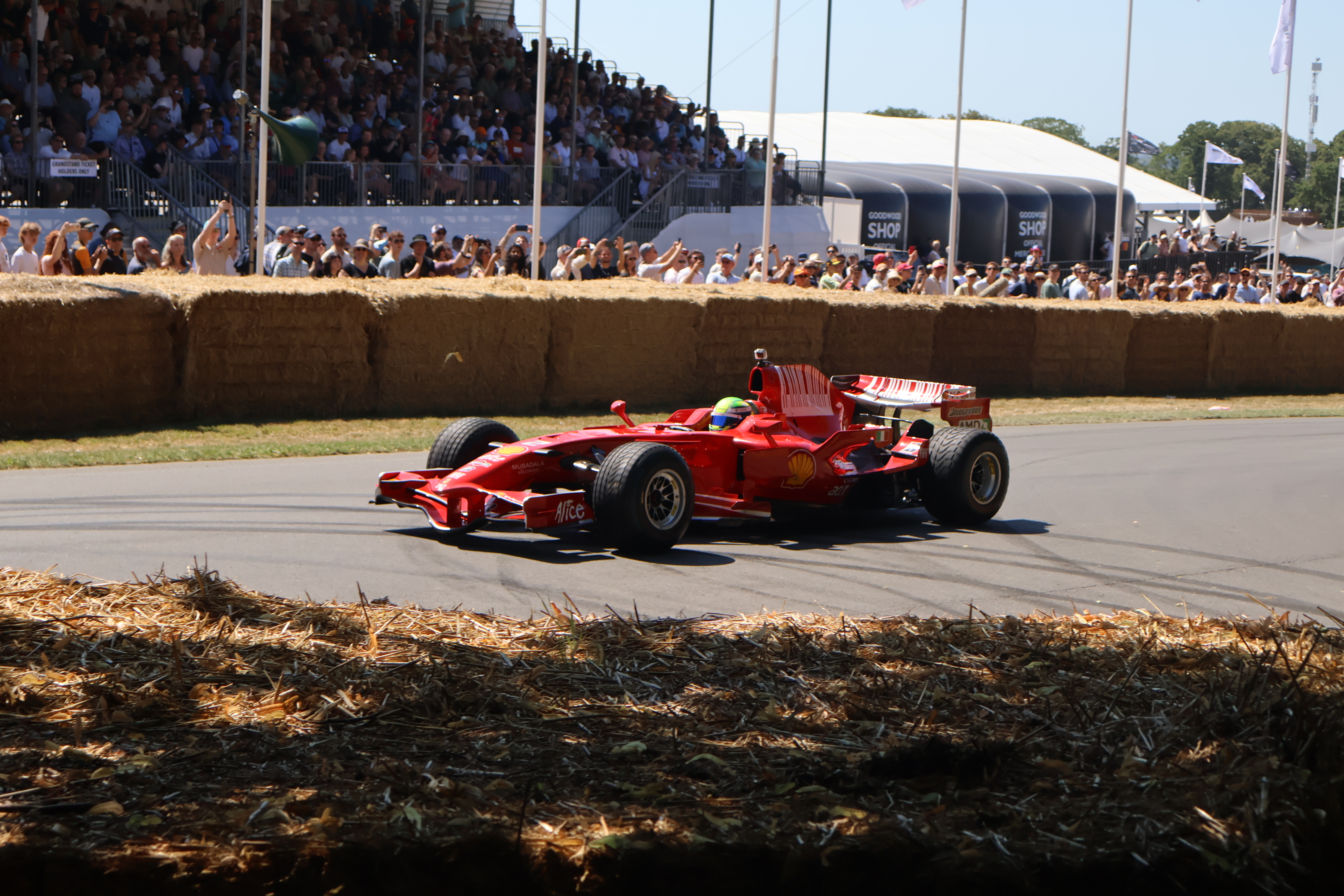 Felipe Massa på vei opp bakken i en av mange Ferrari F1-biler som var i aksjon denne helgen. 