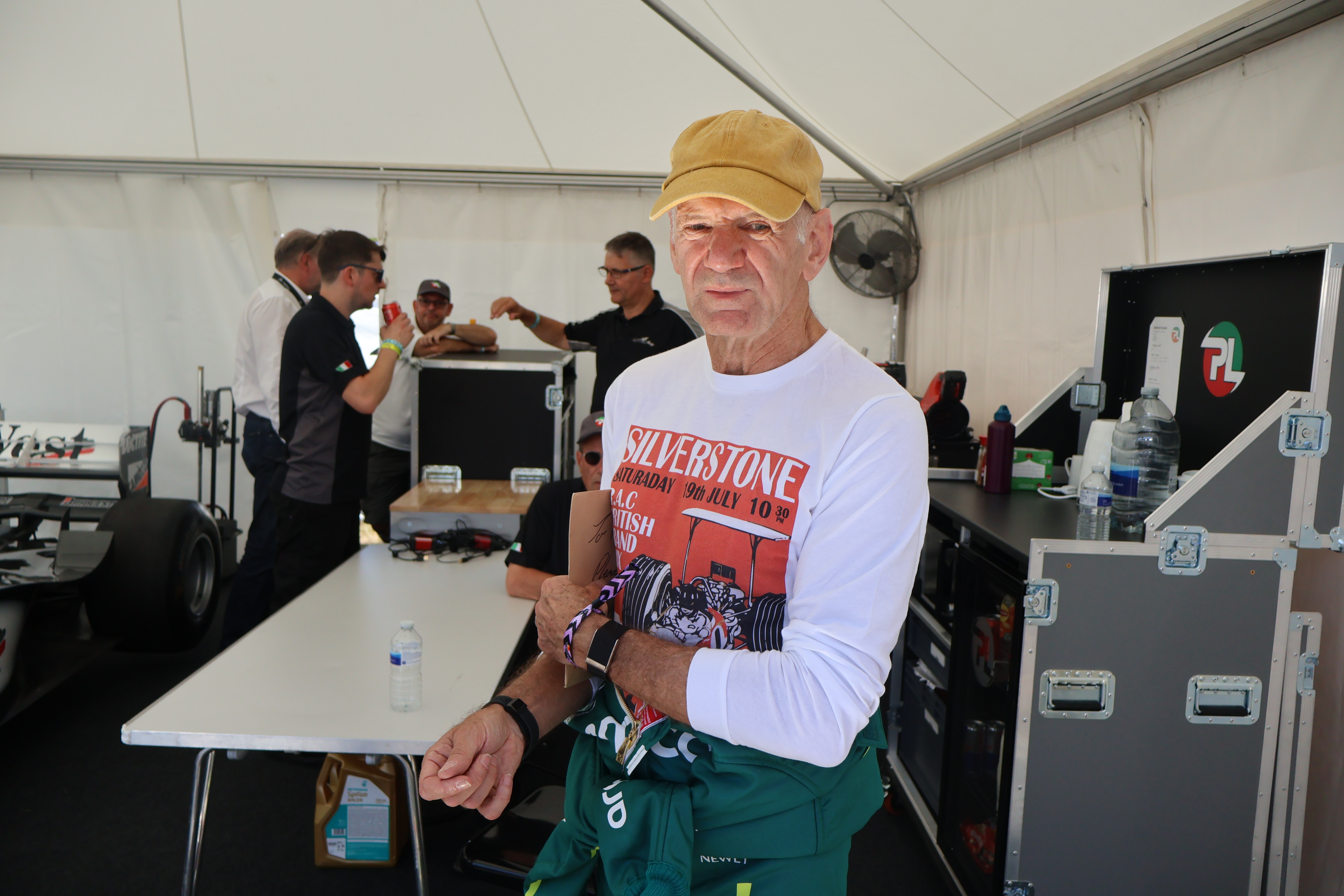Adrian Newey er ikke bare en briljant ingeniør i Formel 1, han kjørte også selv flere gamle F1-biler opp bakken. 
