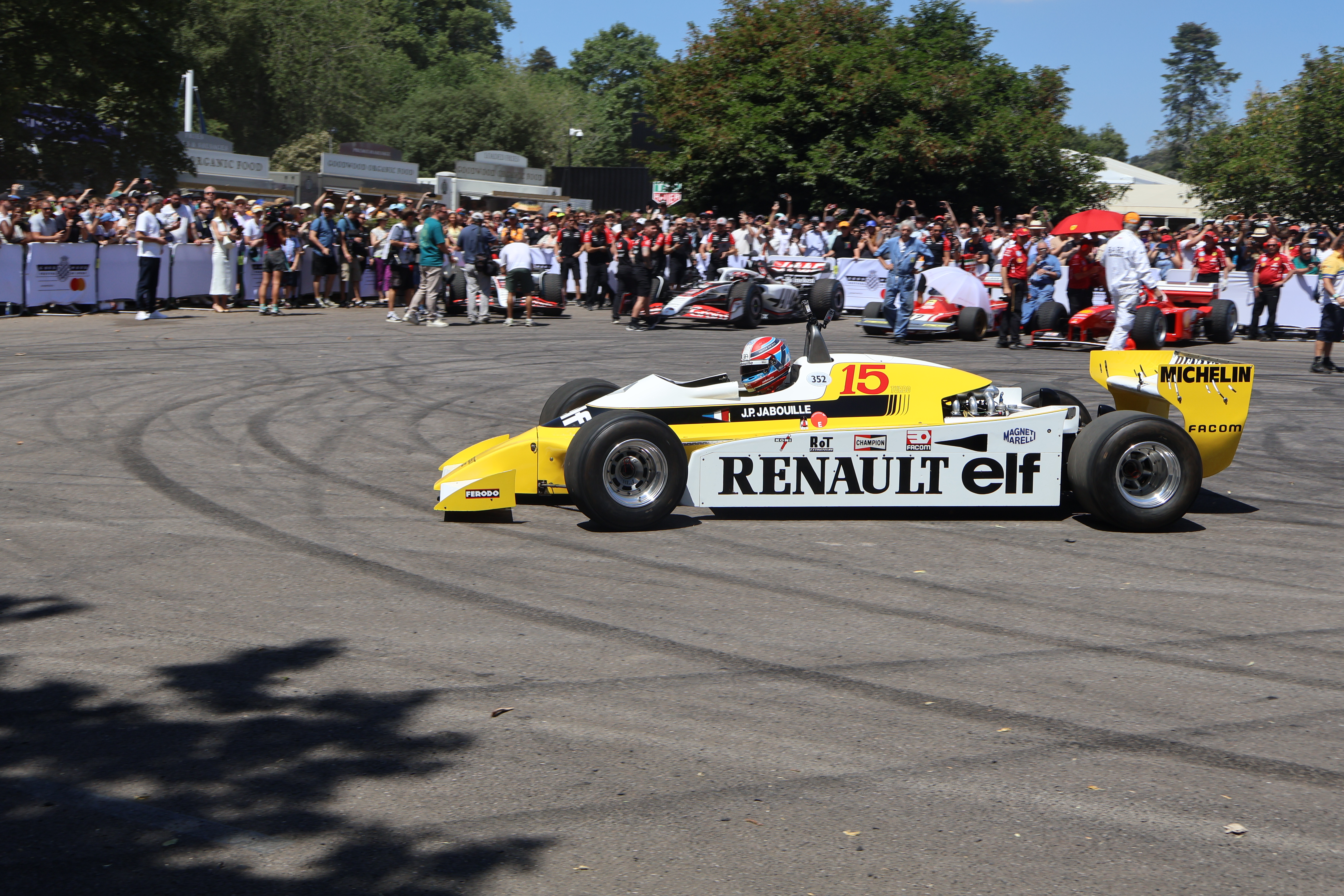 Sønnen til Jean-Pierre Jabouille kjørte den fantastisk vakre Renault RS10 som var den første turbobilen som vant et F1-løp i 1979 med Jabouille bak rattet.  